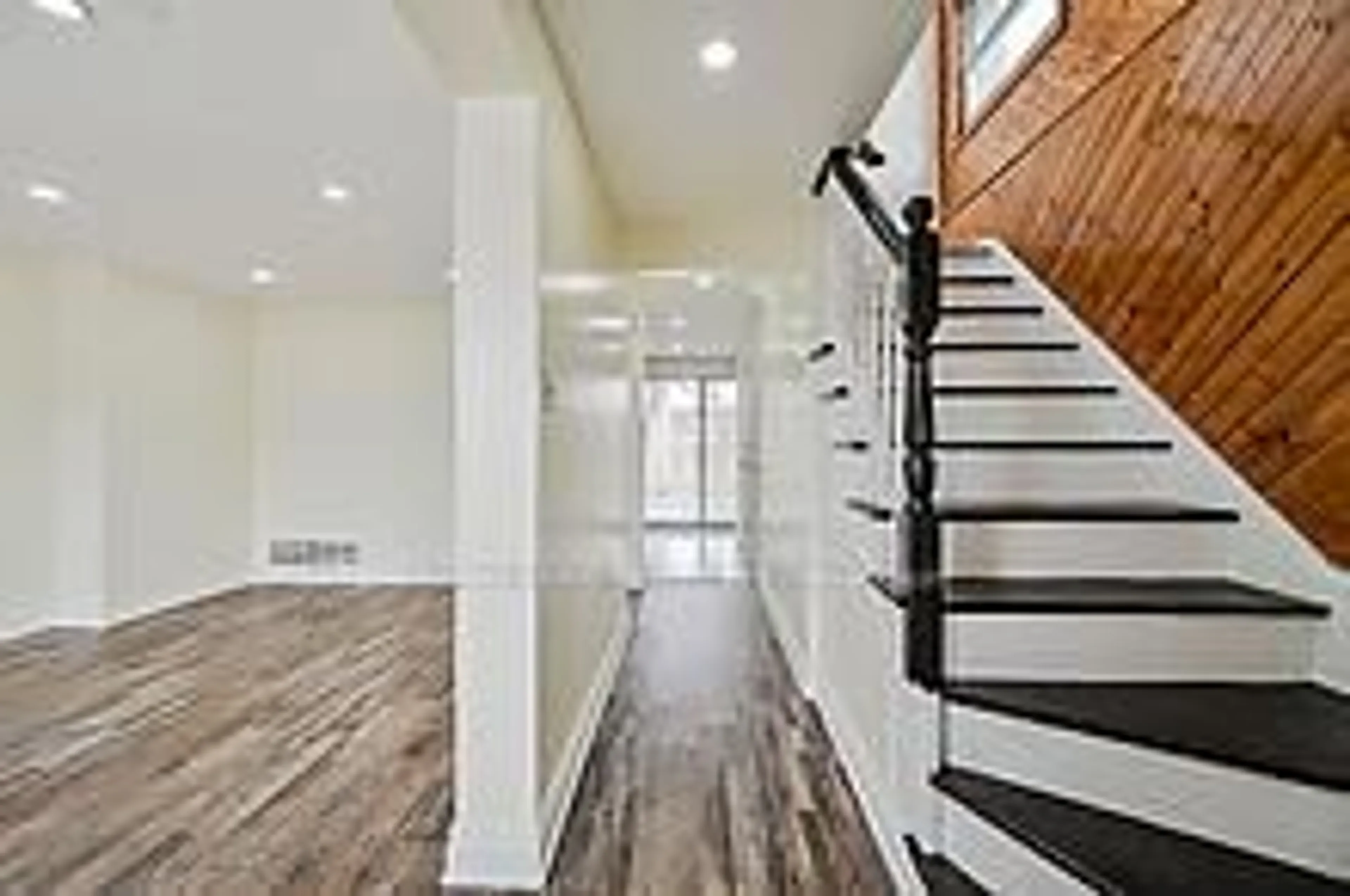 Indoor entryway for 7755 Priory Cres, Mississauga Ontario L4T 3H6