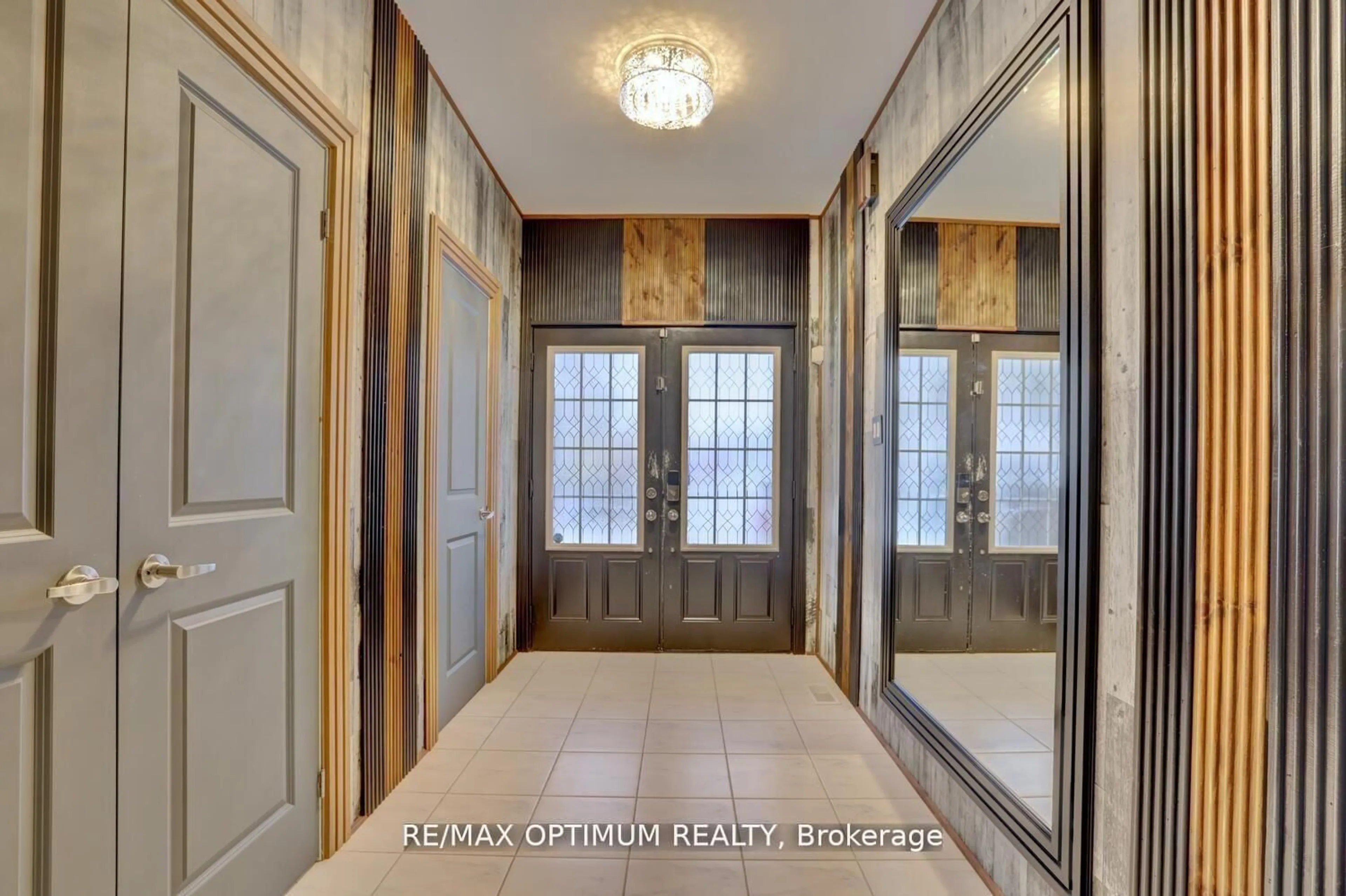 Indoor entryway for 42 OAKMORE Lane, Brampton Ontario L6Y 6H5