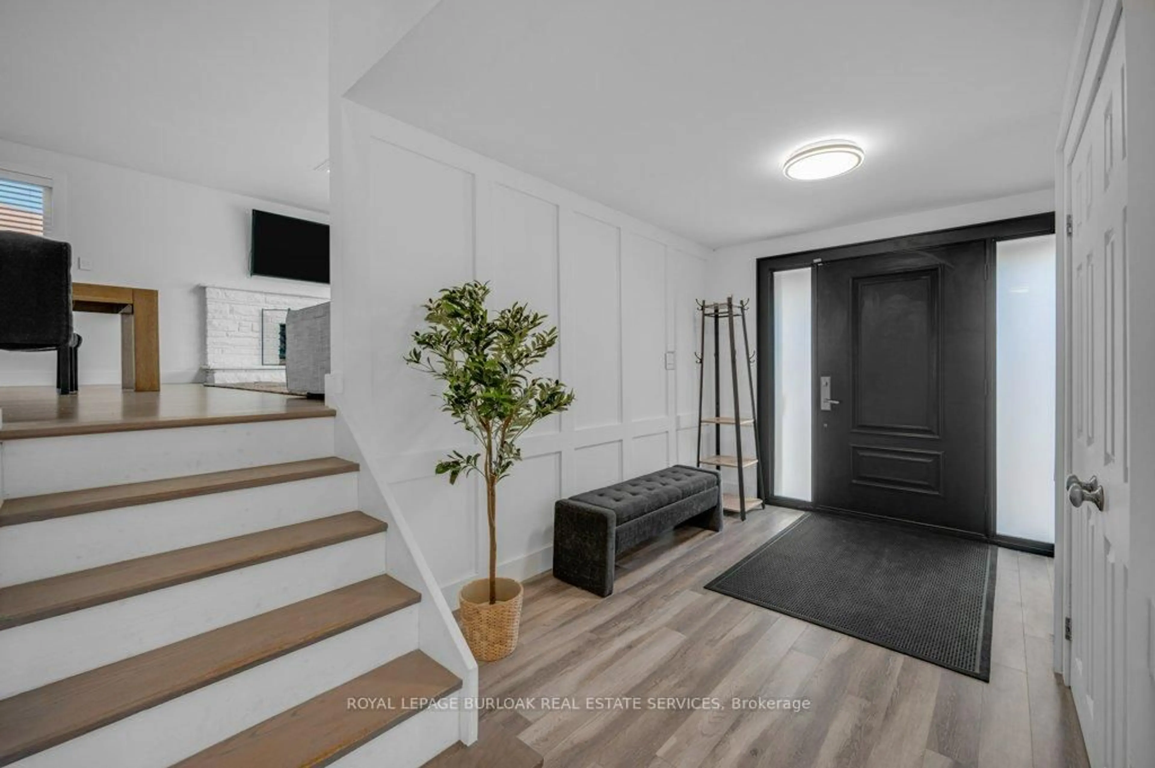 Indoor entryway for 628 Ardleigh Cres, Burlington Ontario L7L 4K8