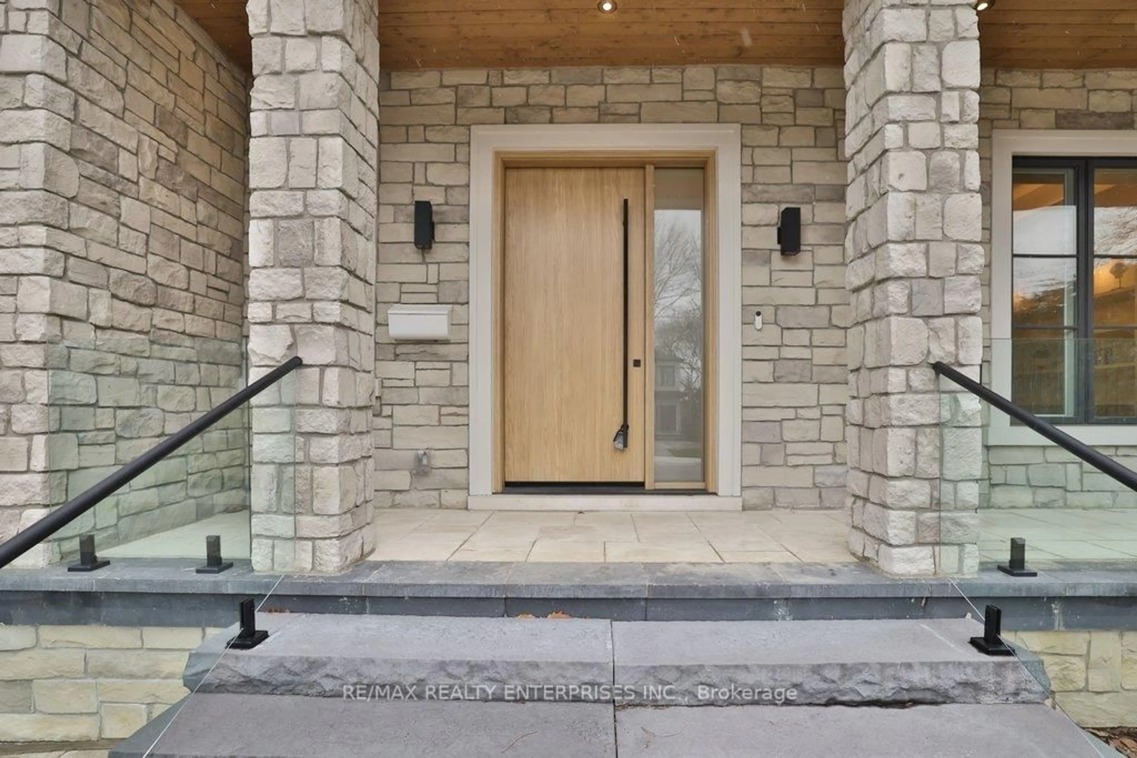 Indoor entryway for 202 Queen St, Mississauga Ontario L5H 1L6