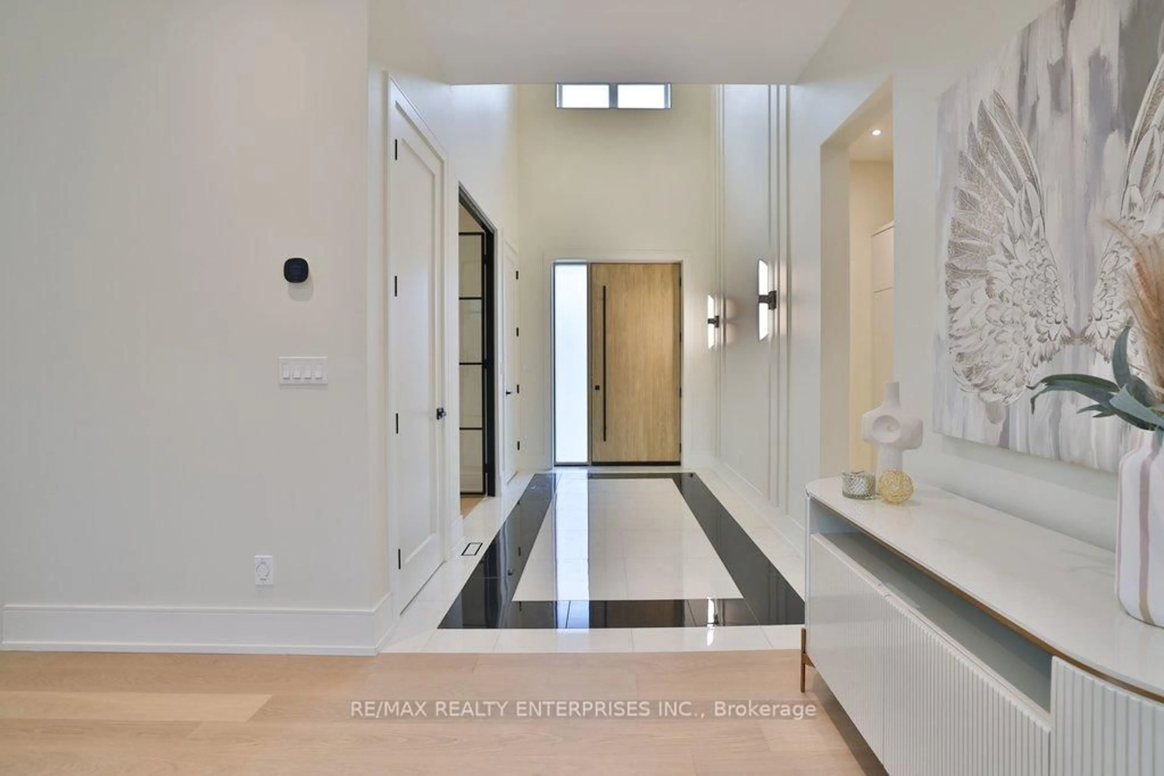 Indoor entryway for 202 Queen St, Mississauga Ontario L5H 1L6