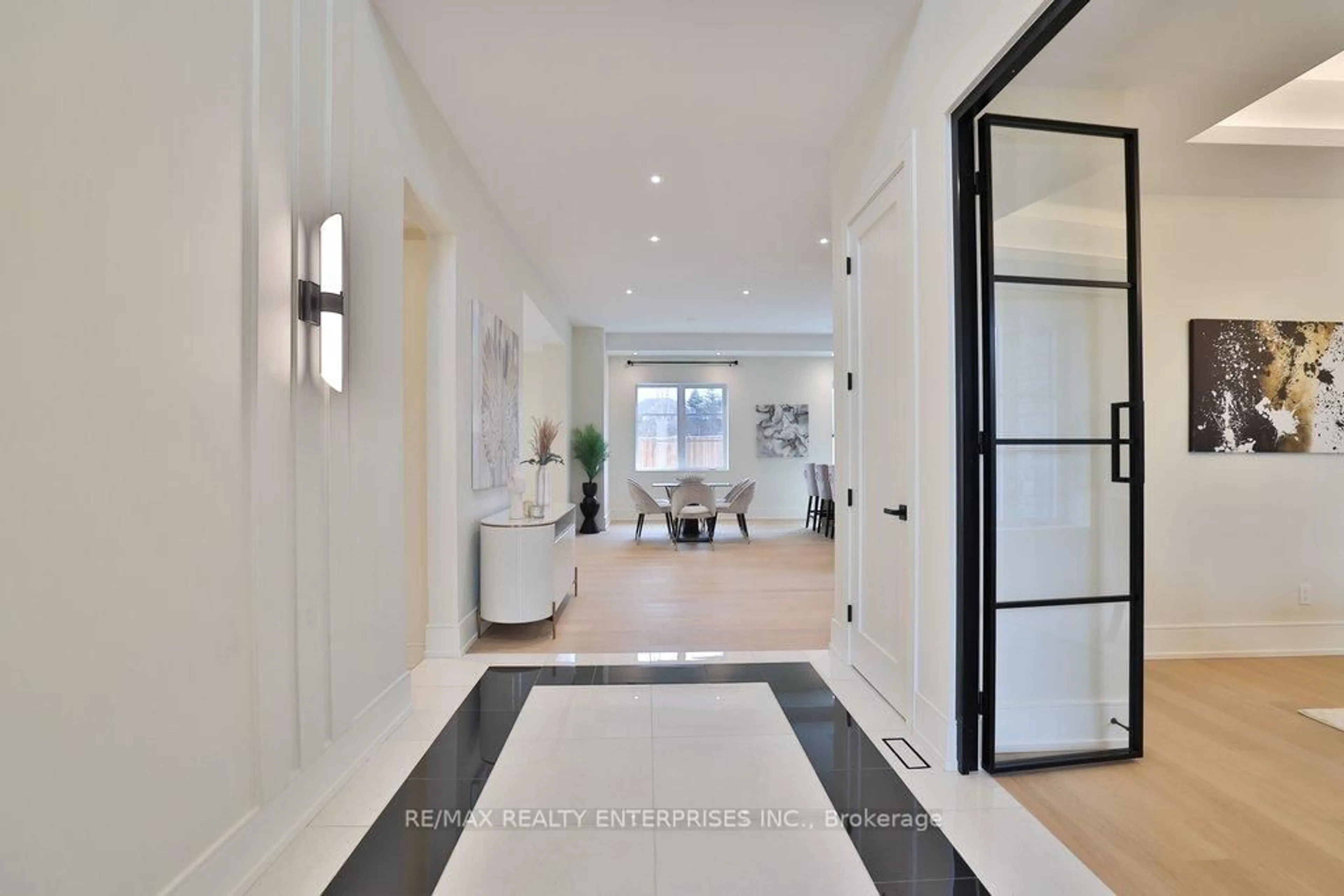 Indoor entryway for 202 Queen St, Mississauga Ontario L5H 1L6