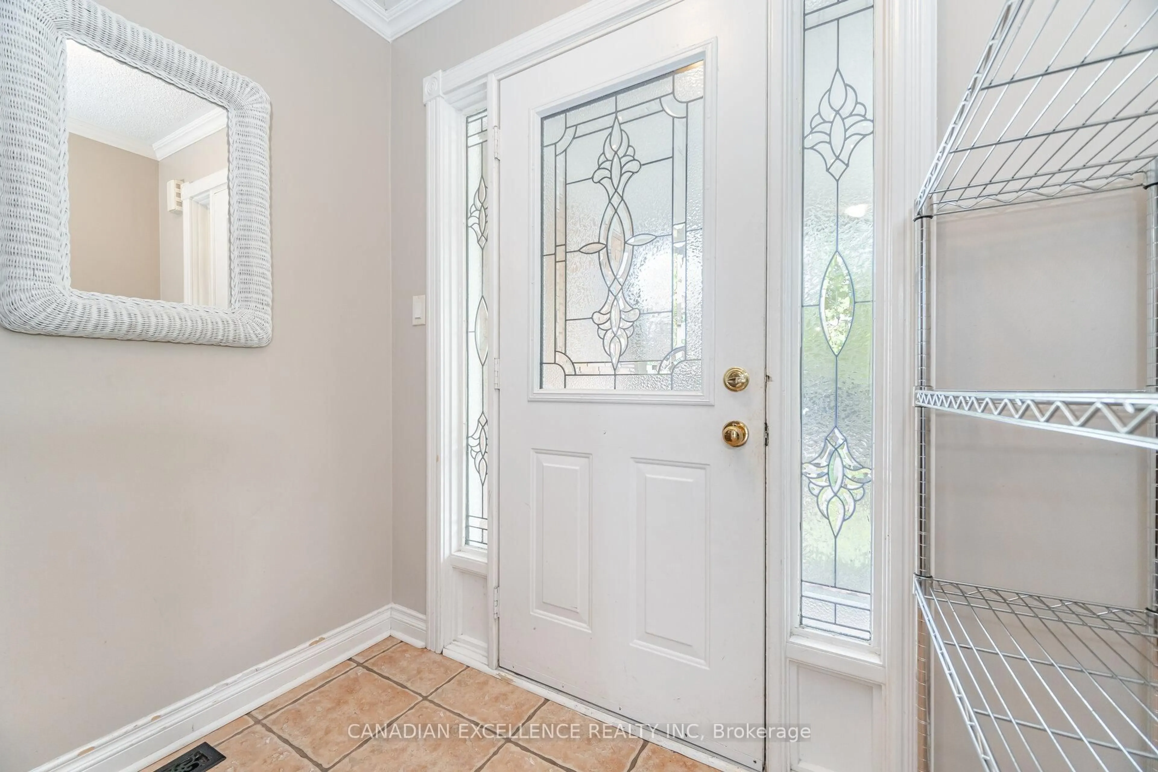 Indoor entryway for 5564 Bridgeport Gate, Mississauga Ontario L5M 6N1