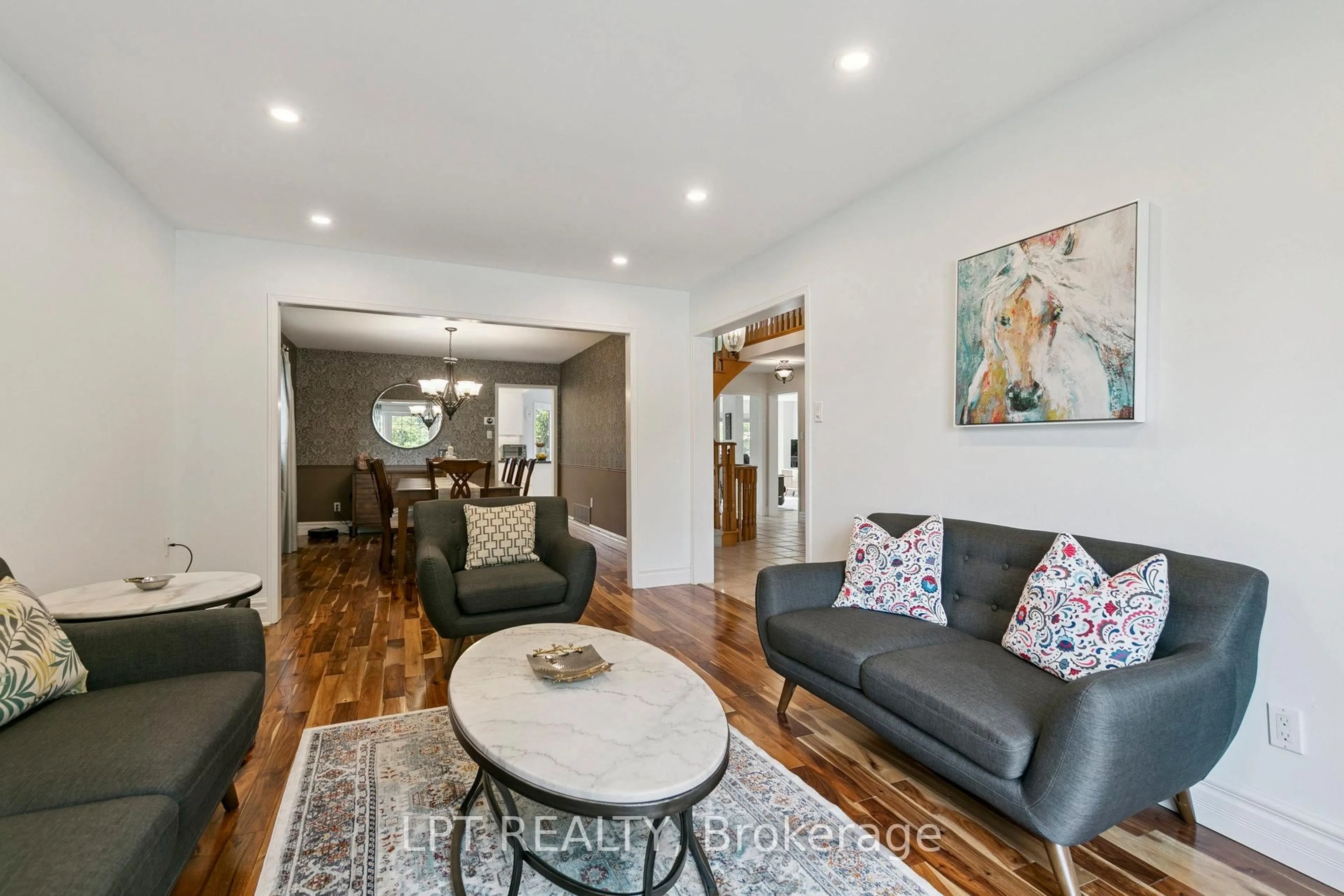 Living room with furniture, wood/laminate floor for 1823 The Chase, Mississauga Ontario L5M 2Y8