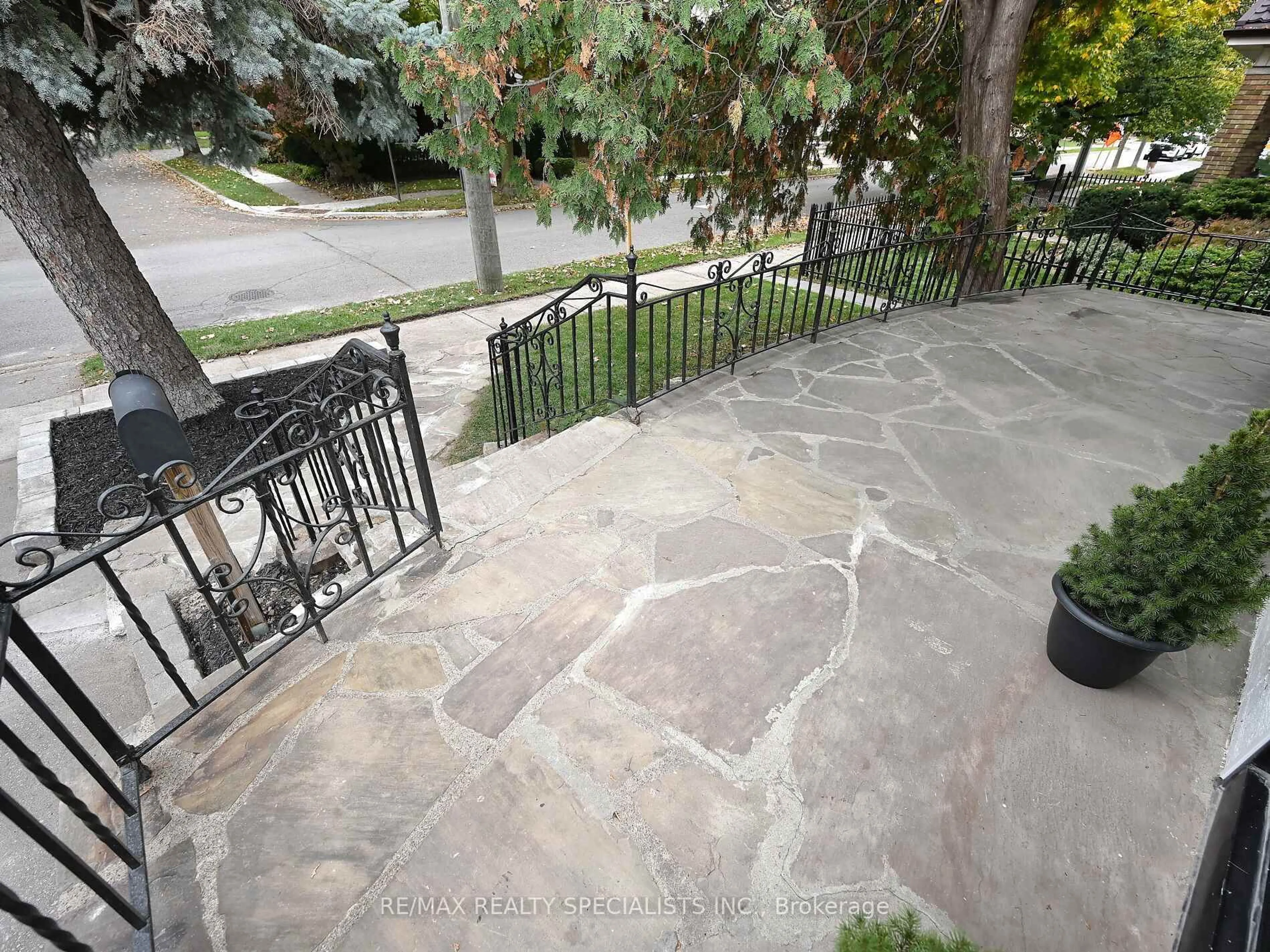 Patio, street for 12 Elizabeth St, Brampton Ontario L6Y 1P8