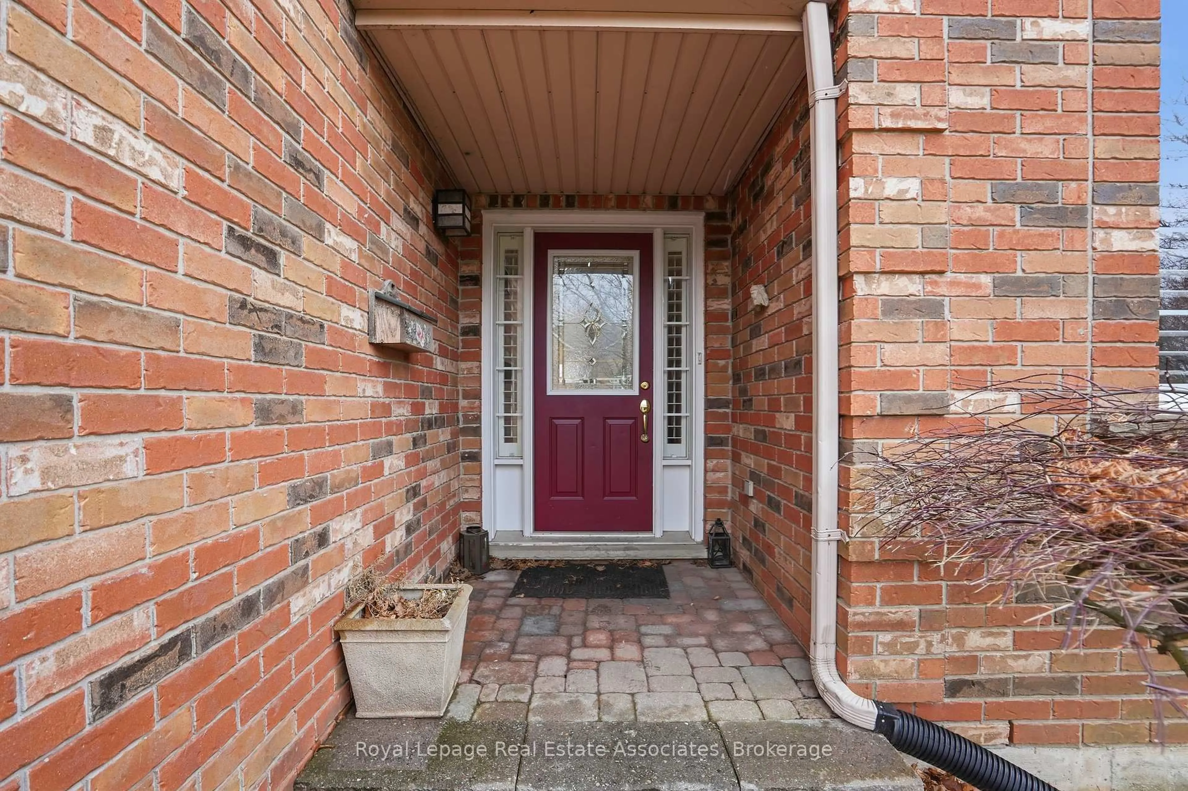 Indoor entryway for 486 Delaney Crt, Burlington Ontario L7L 5T7