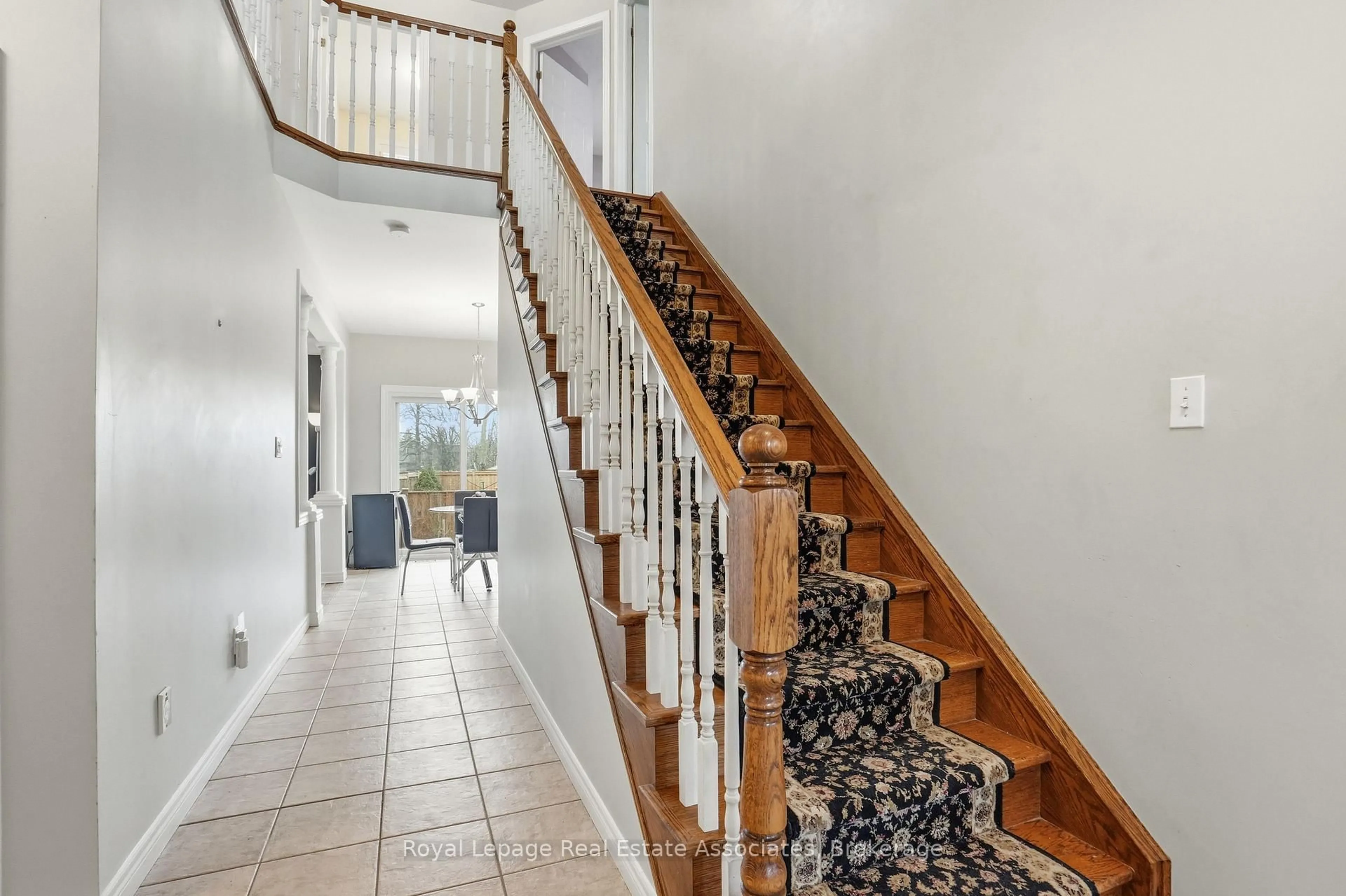 Indoor foyer for 486 Delaney Crt, Burlington Ontario L7L 5T7