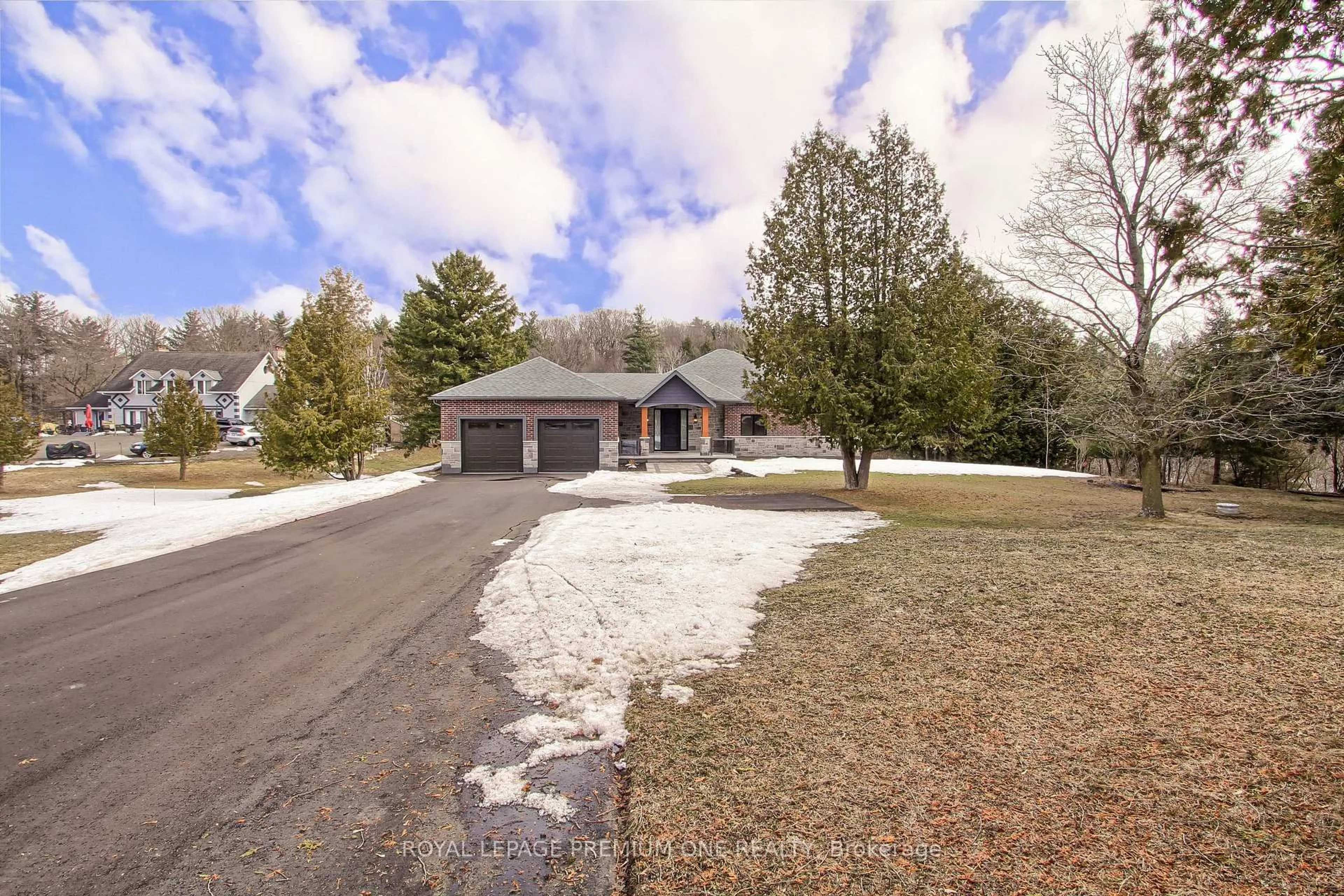 A pic from outside/outdoor area/front of a property/back of a property/a pic from drone, street for 211 Pine Ave, Caledon Ontario L7E 3S7