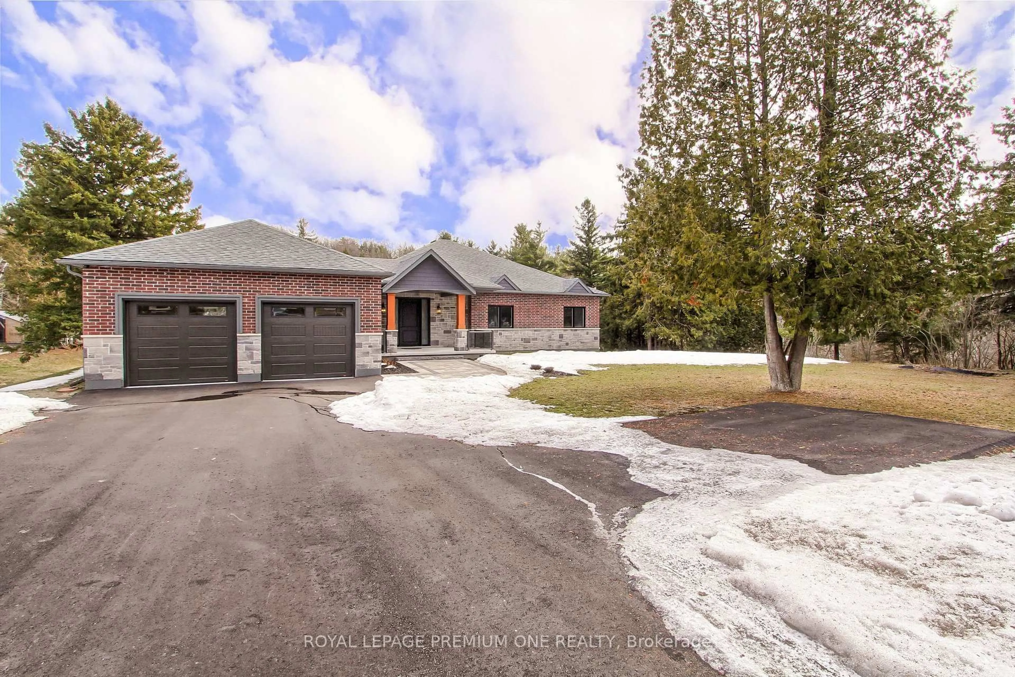 A pic from outside/outdoor area/front of a property/back of a property/a pic from drone, street for 211 Pine Ave, Caledon Ontario L7E 3S7