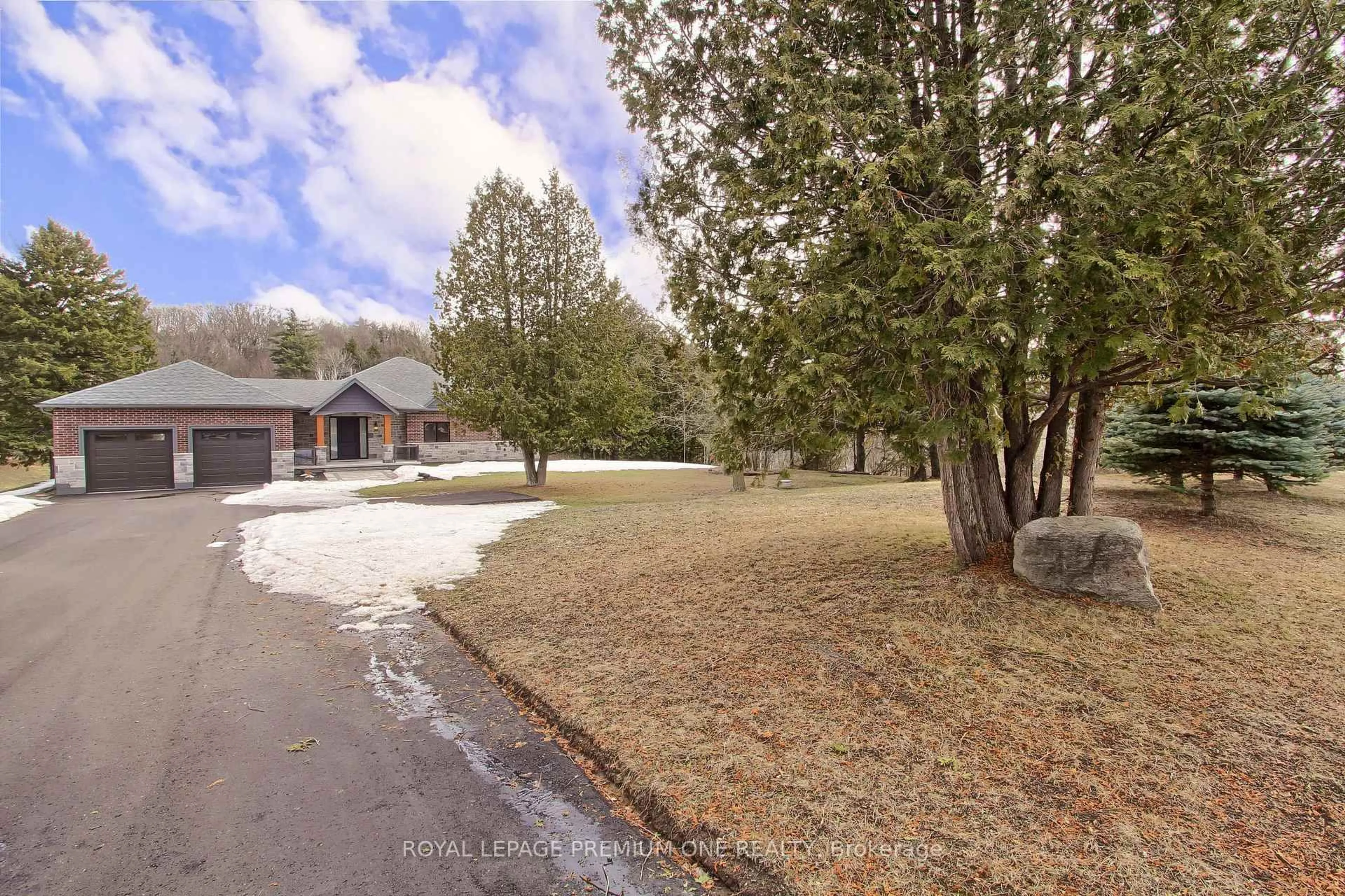 A pic from outside/outdoor area/front of a property/back of a property/a pic from drone, street for 211 Pine Ave, Caledon Ontario L7E 3S7