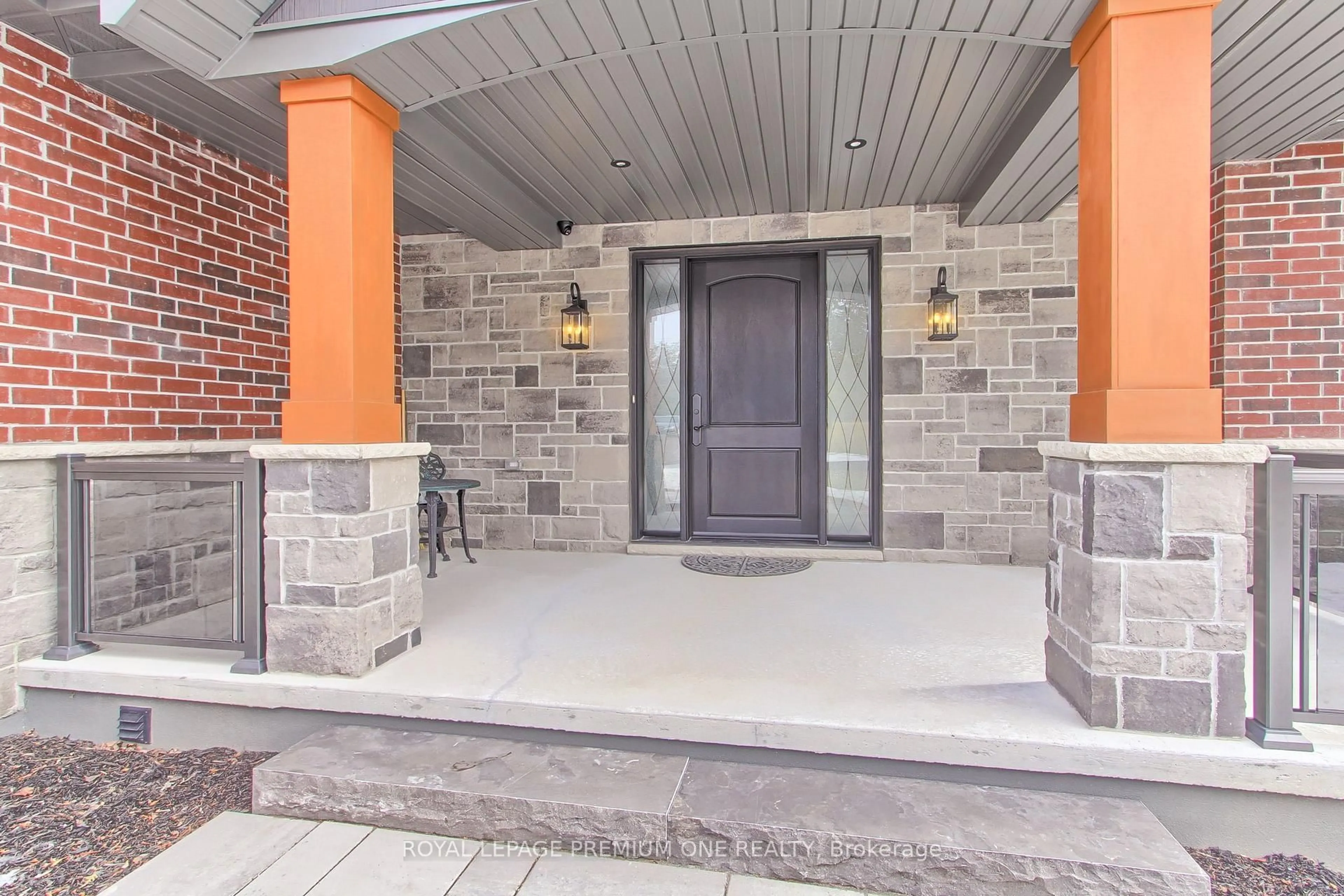 Indoor entryway for 211 Pine Ave, Caledon Ontario L7E 3S7