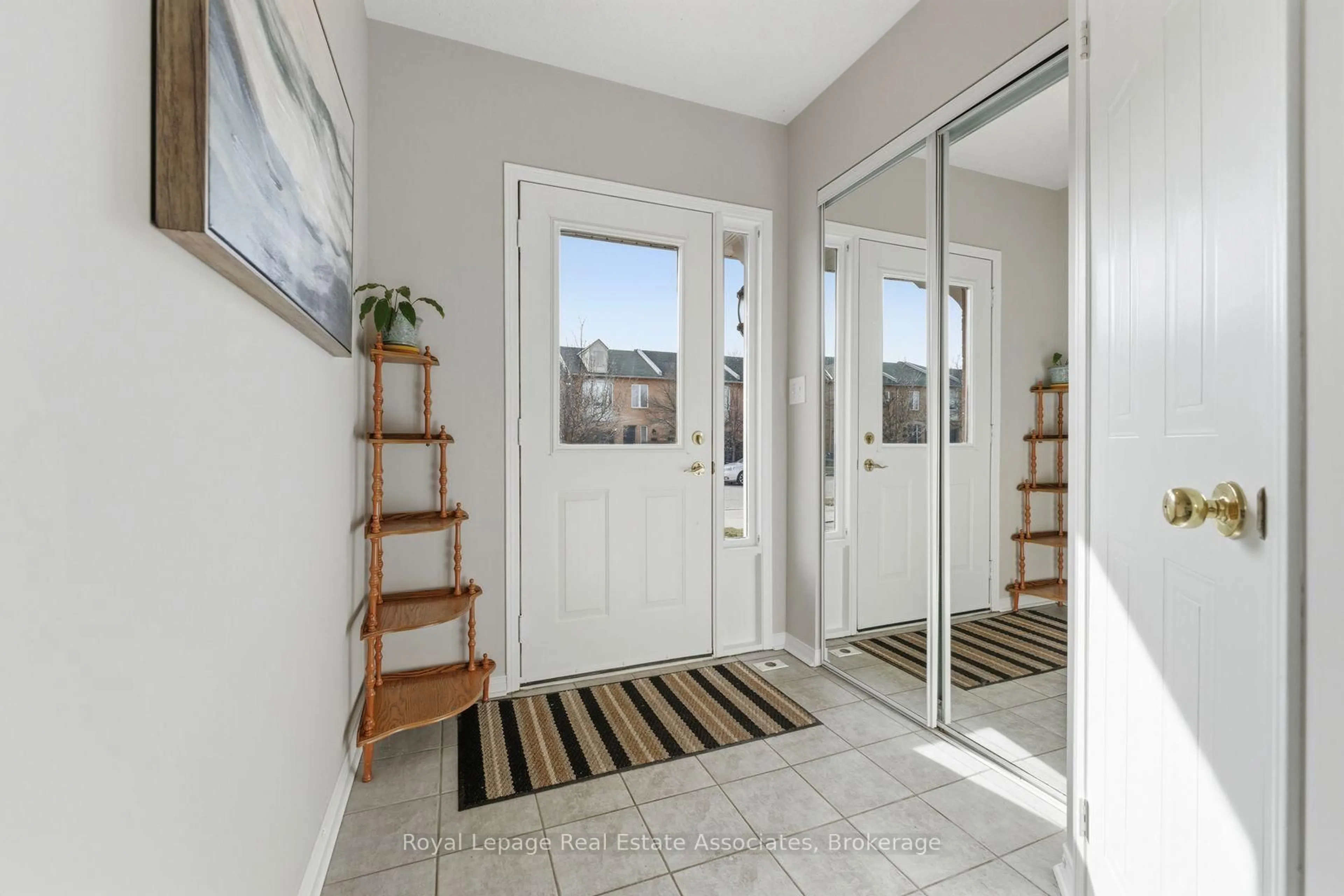 Indoor entryway for 819 Village Green Blvd #27, Mississauga Ontario L5E 3H7