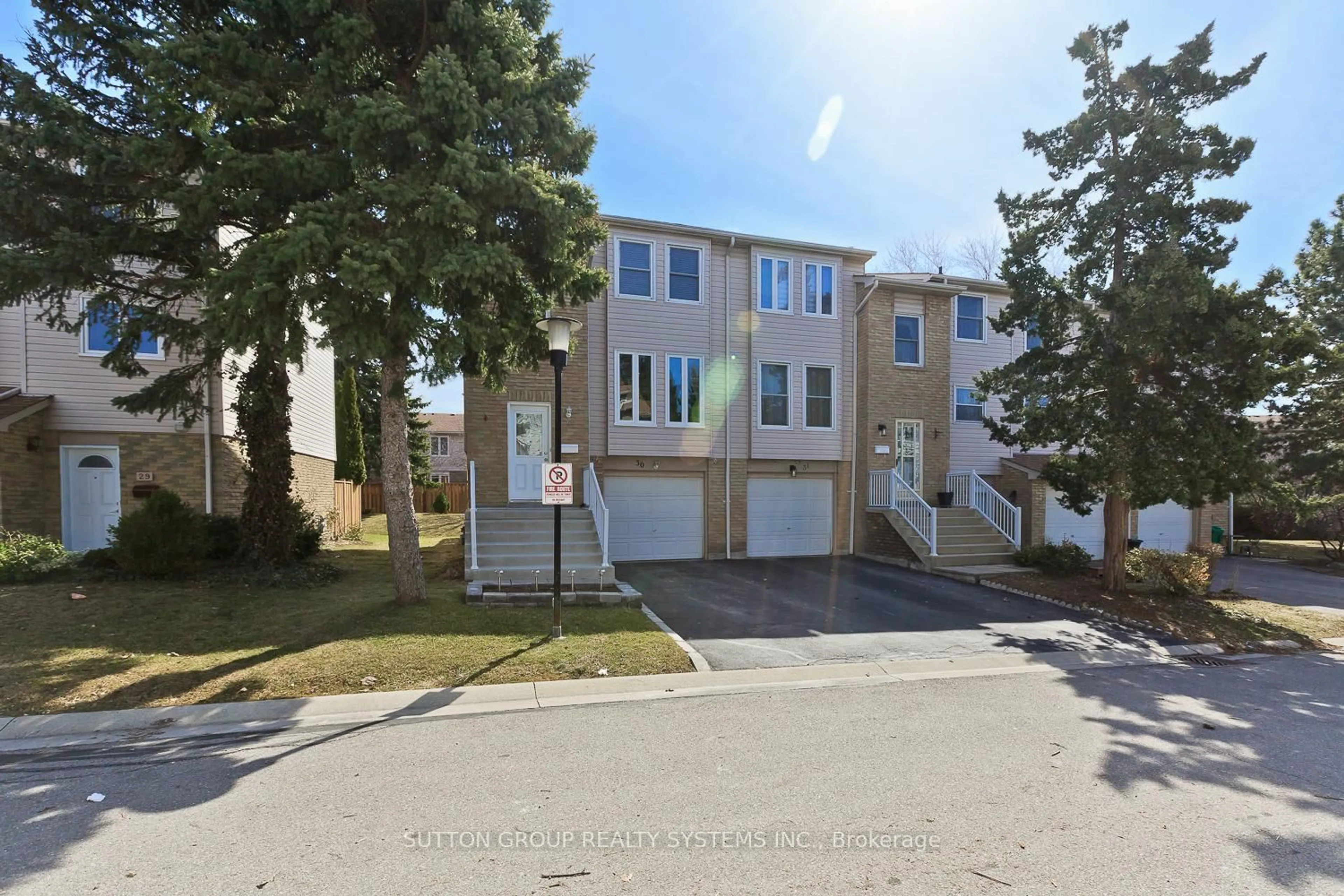 A pic from outside/outdoor area/front of a property/back of a property/a pic from drone, street for 5878 Montevideo Rd #30, Mississauga Ontario L5N 2V5