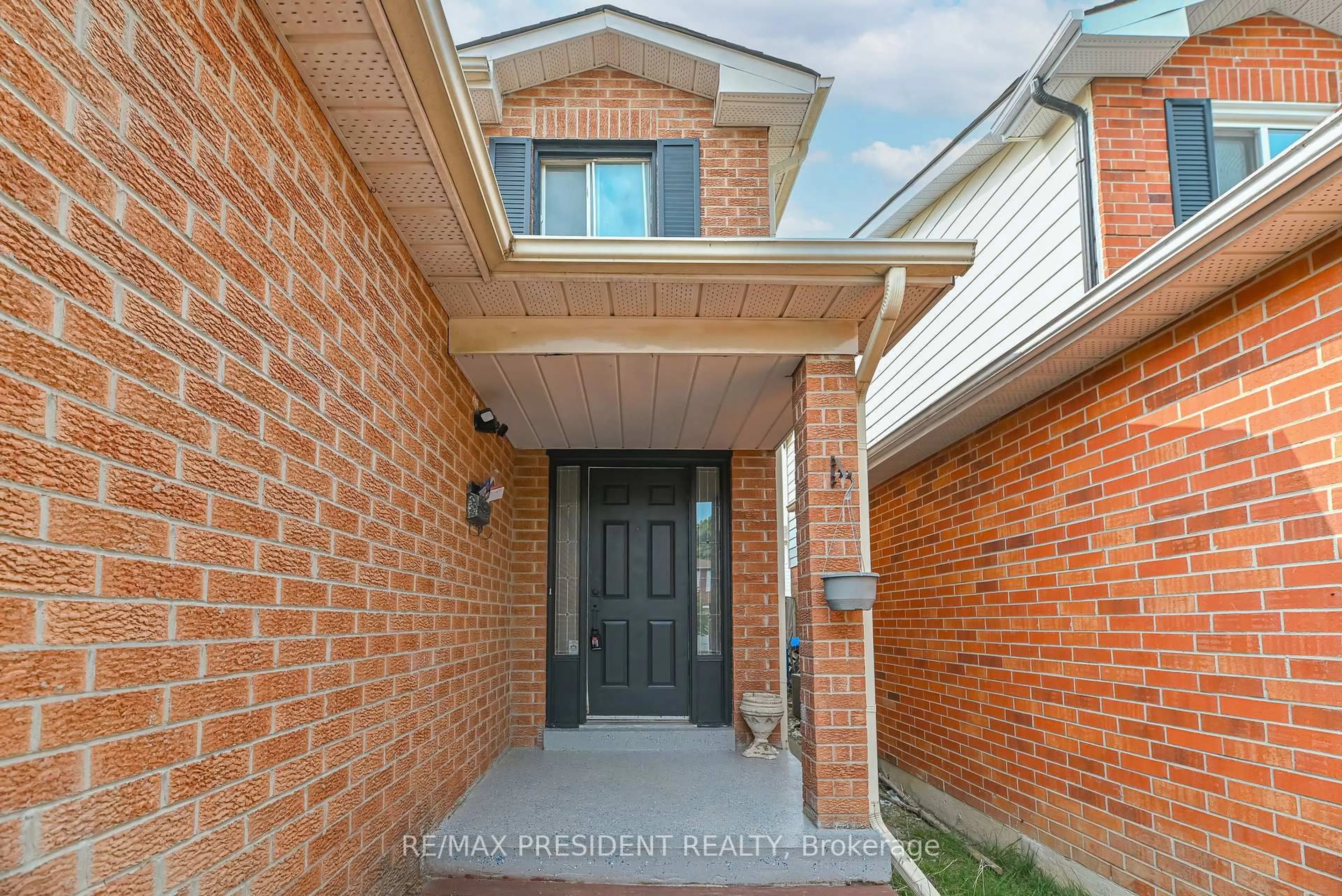Home with brick exterior material, street for 4 Lawnview Crt, Brampton Ontario L7G 1T4