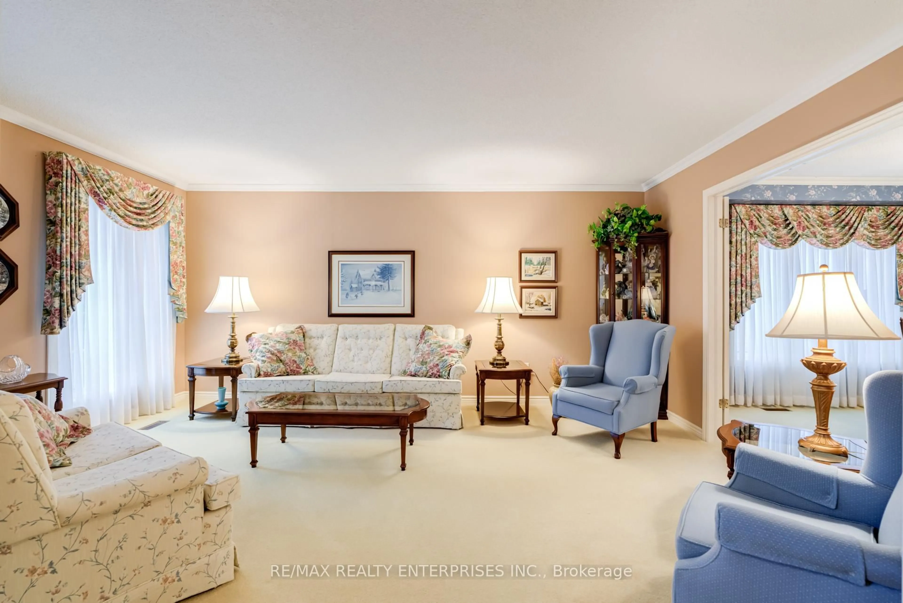 Living room with furniture, unknown for 2439 Deer Run Ave, Oakville Ontario L6J 6L1