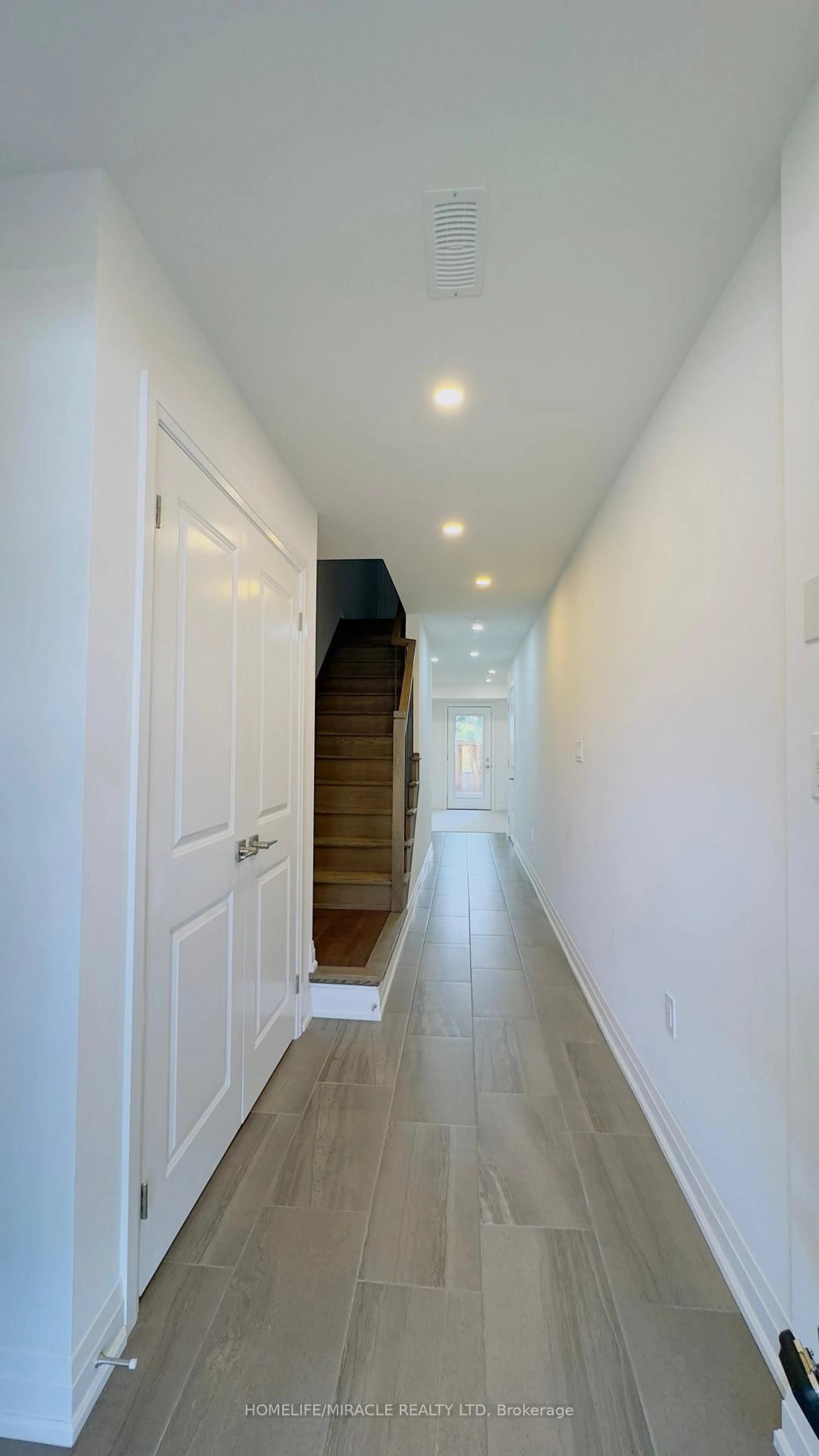 Indoor entryway for 9 Briar Crt, Halton Hills Ontario L7G 0P5