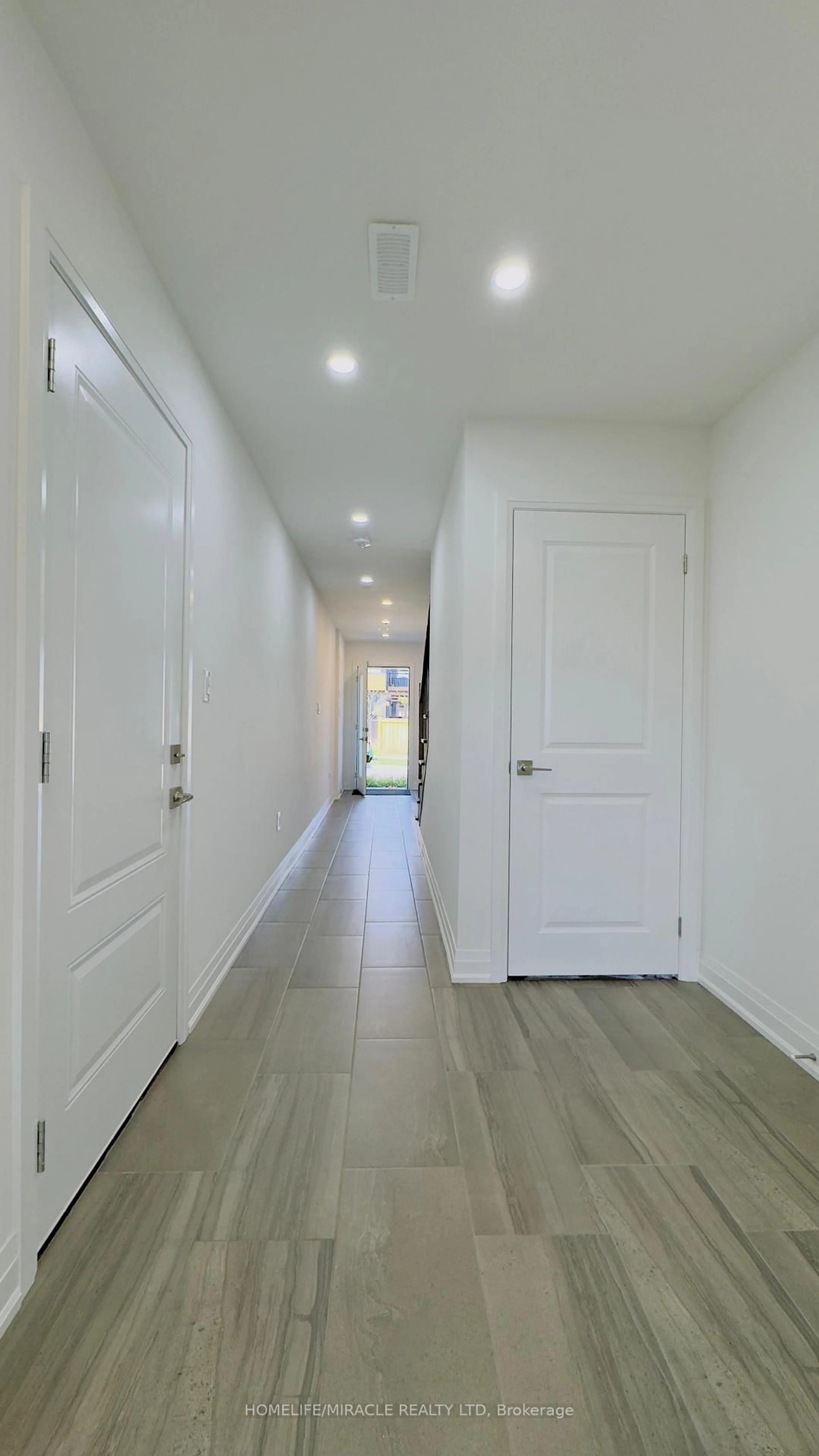 Indoor entryway for 9 Briar Crt, Halton Hills Ontario L7G 0P5
