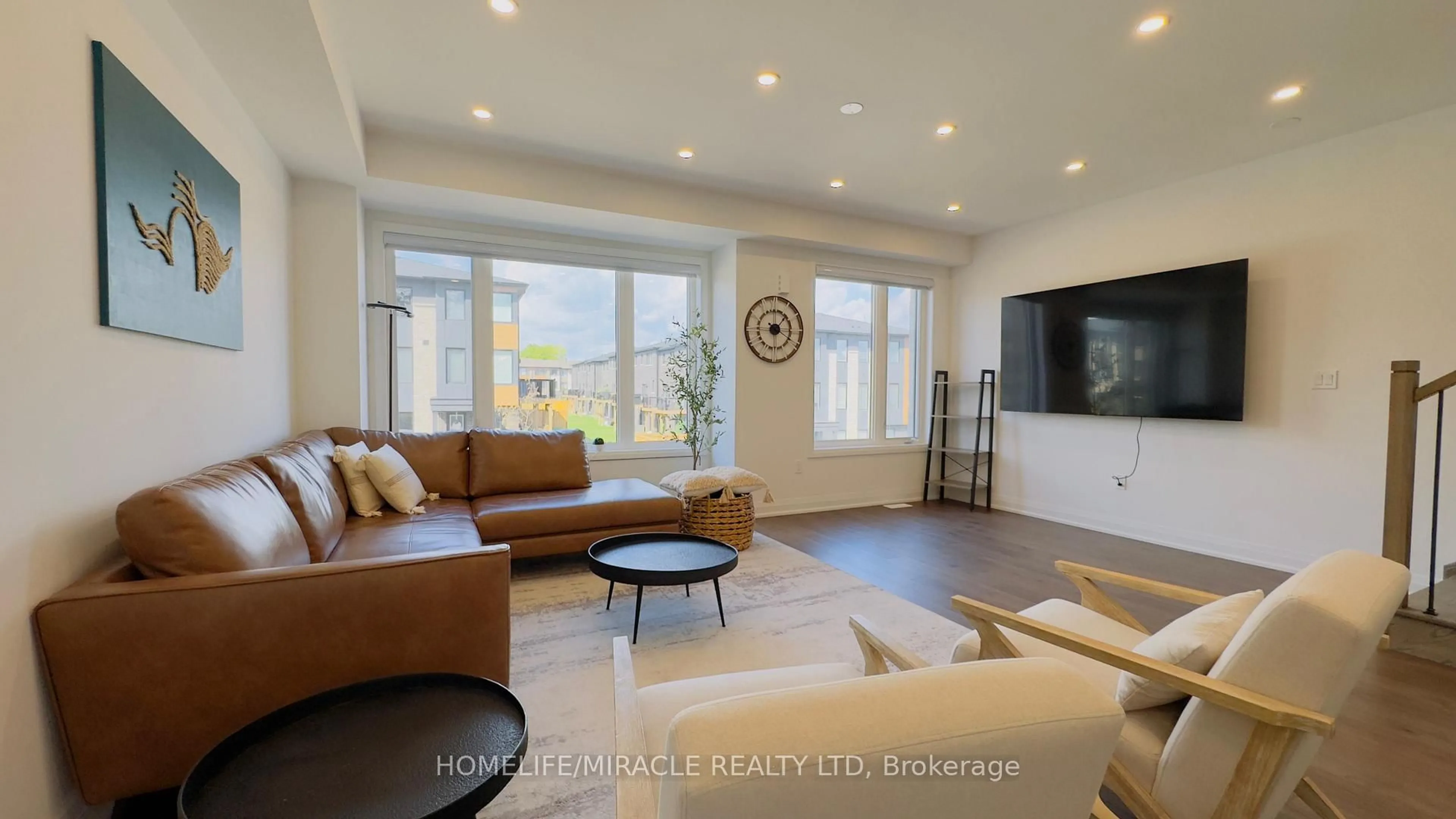 Living room with furniture, unknown for 9 Briar Crt, Halton Hills Ontario L7G 0P5