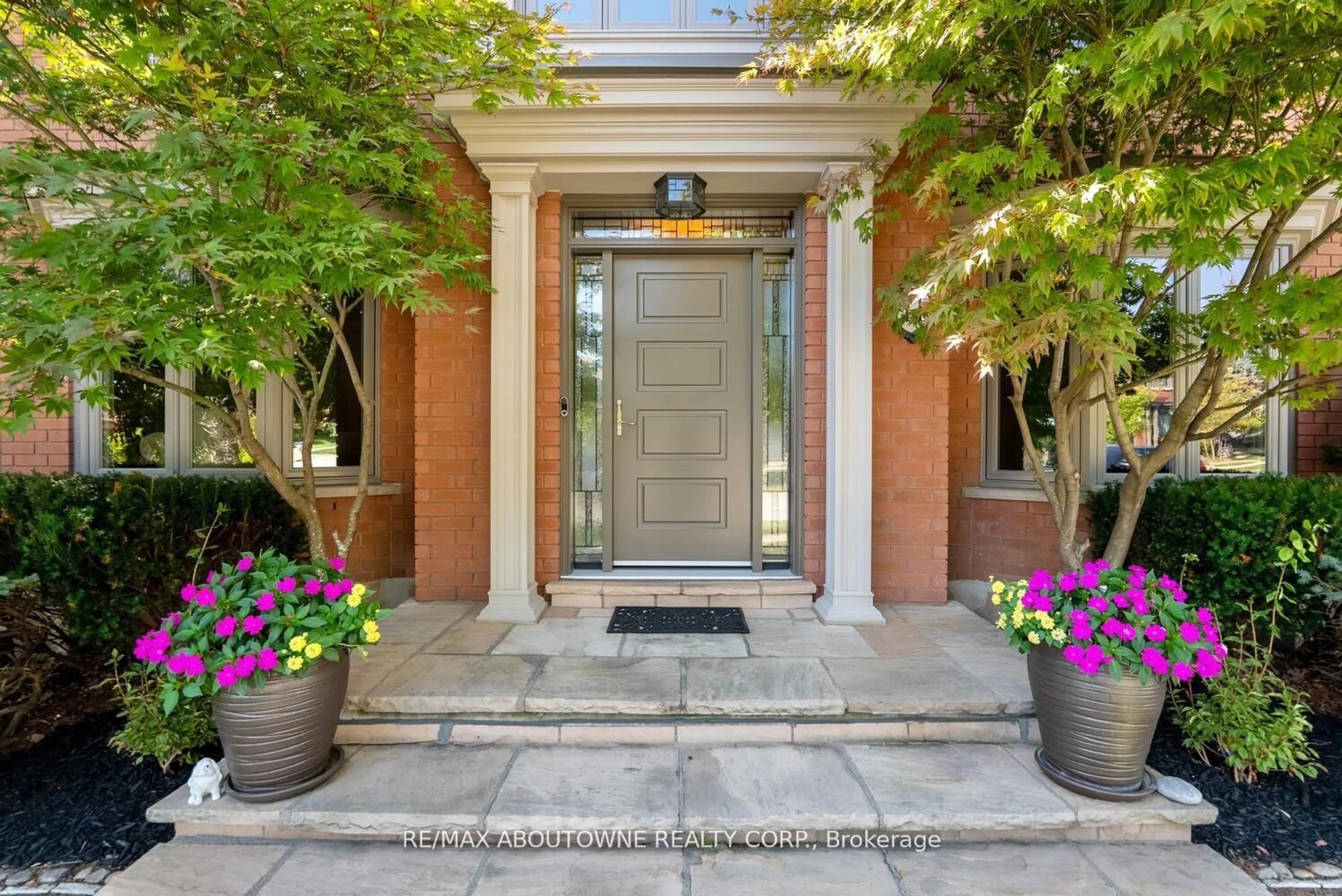 Indoor entryway for 11 Morrison Creek Cres, Oakville Ontario L6H 4C3
