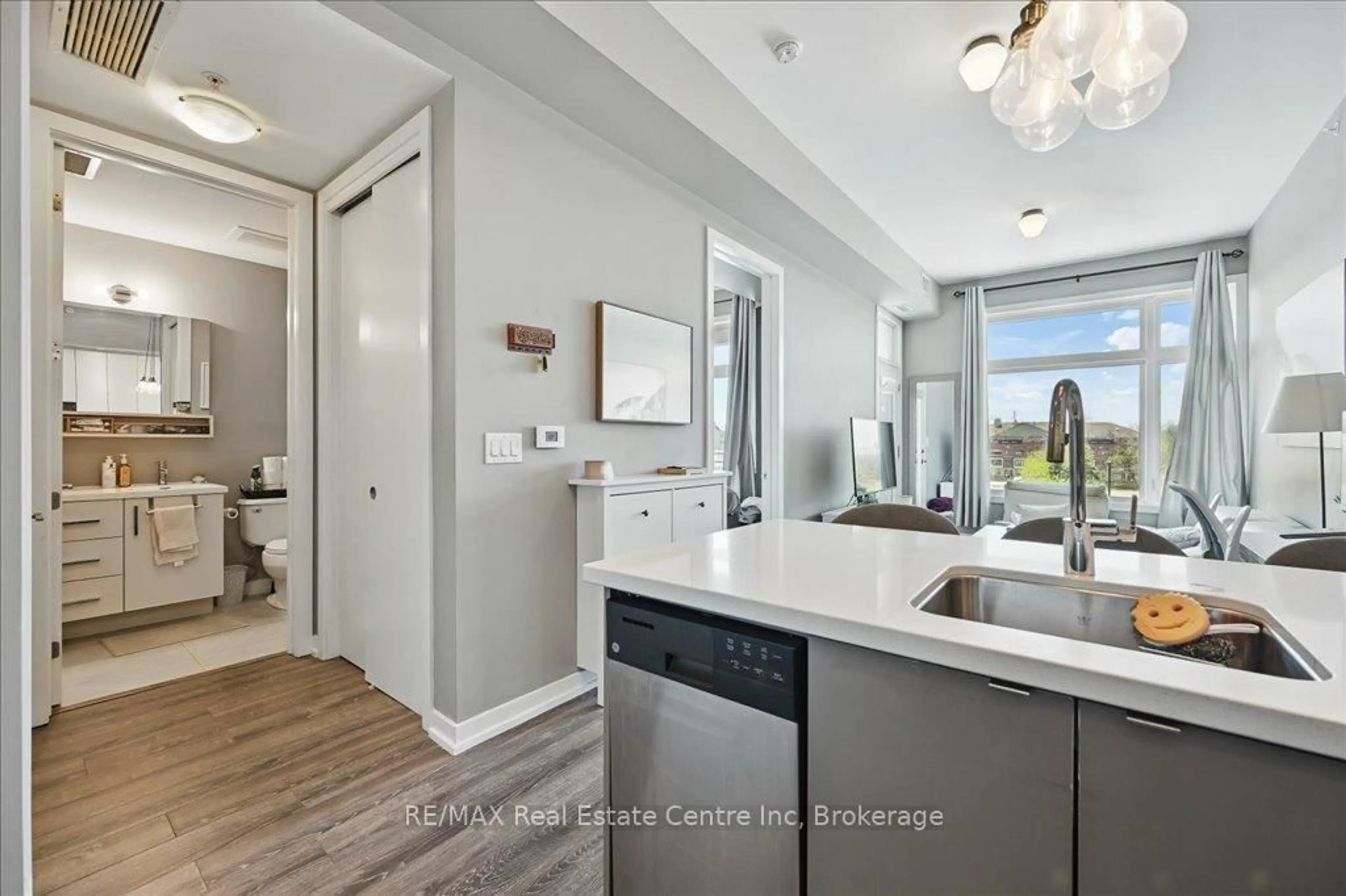 Open concept kitchen, ceramic/tile floor for 457 Plains Rd #420, Burlington Ontario L7T 0B8