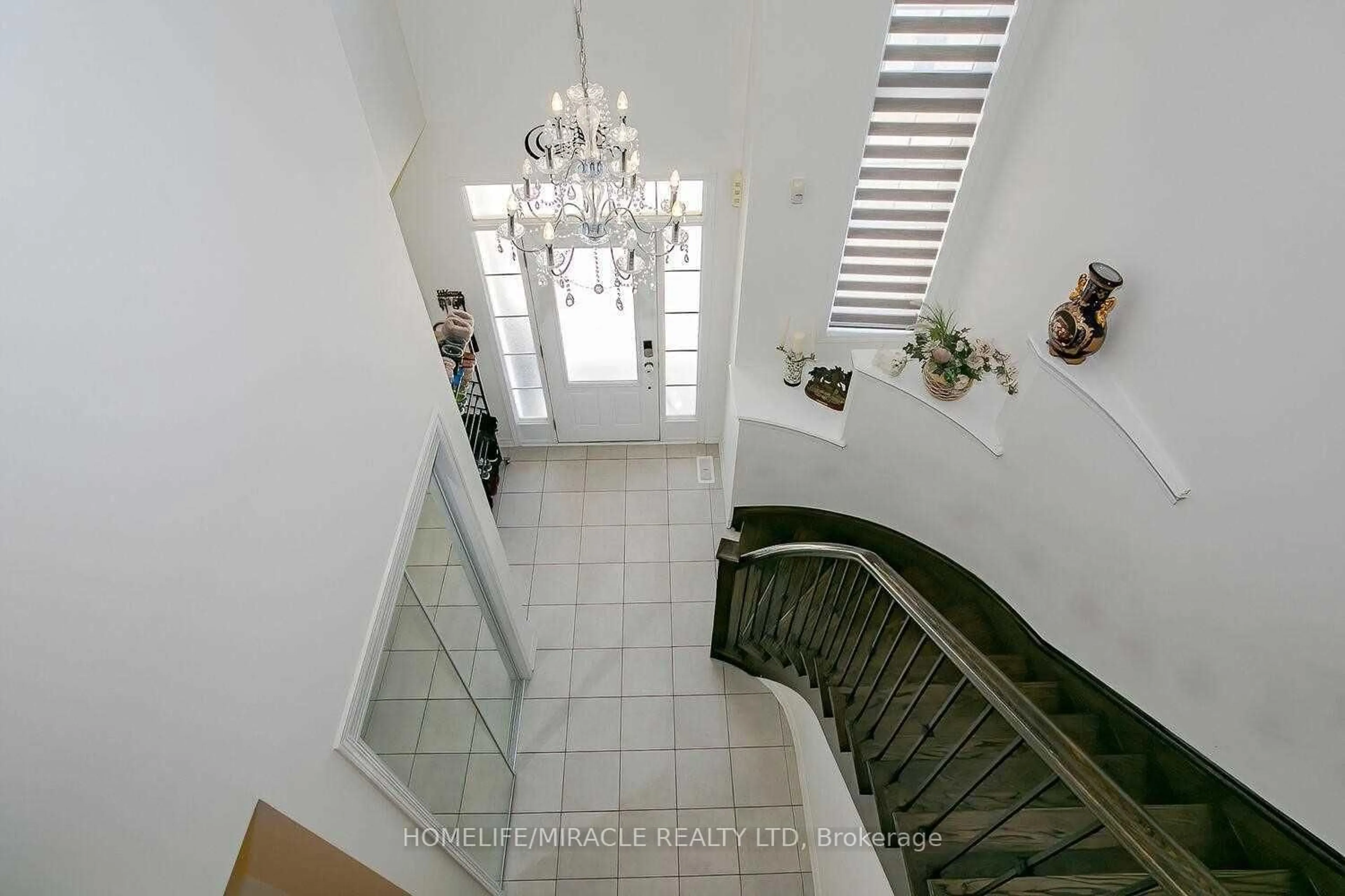 Indoor foyer for 38 Leadenhall Rd, Brampton Ontario L7A 4G3