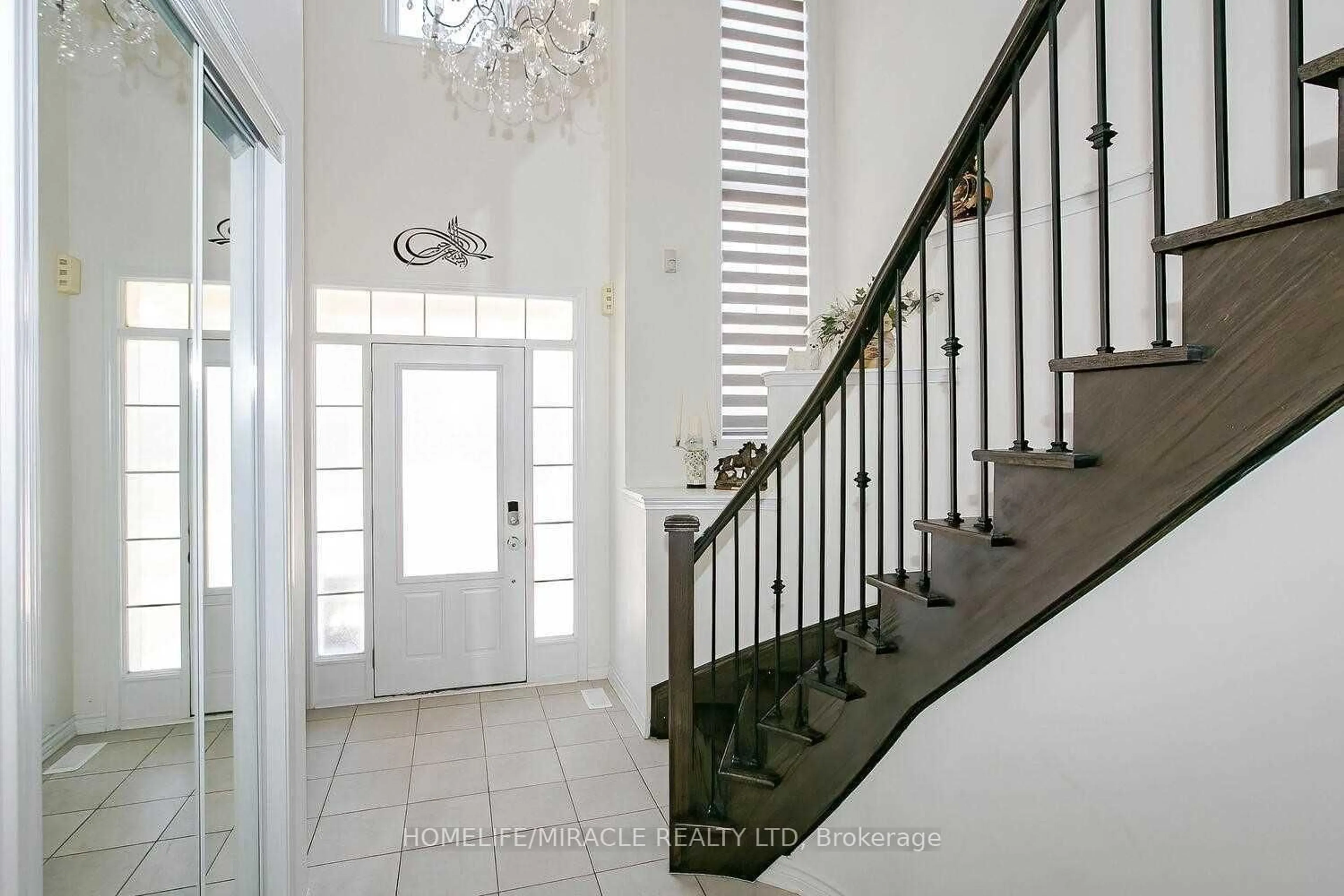 Indoor foyer for 38 Leadenhall Rd, Brampton Ontario L7A 4G3