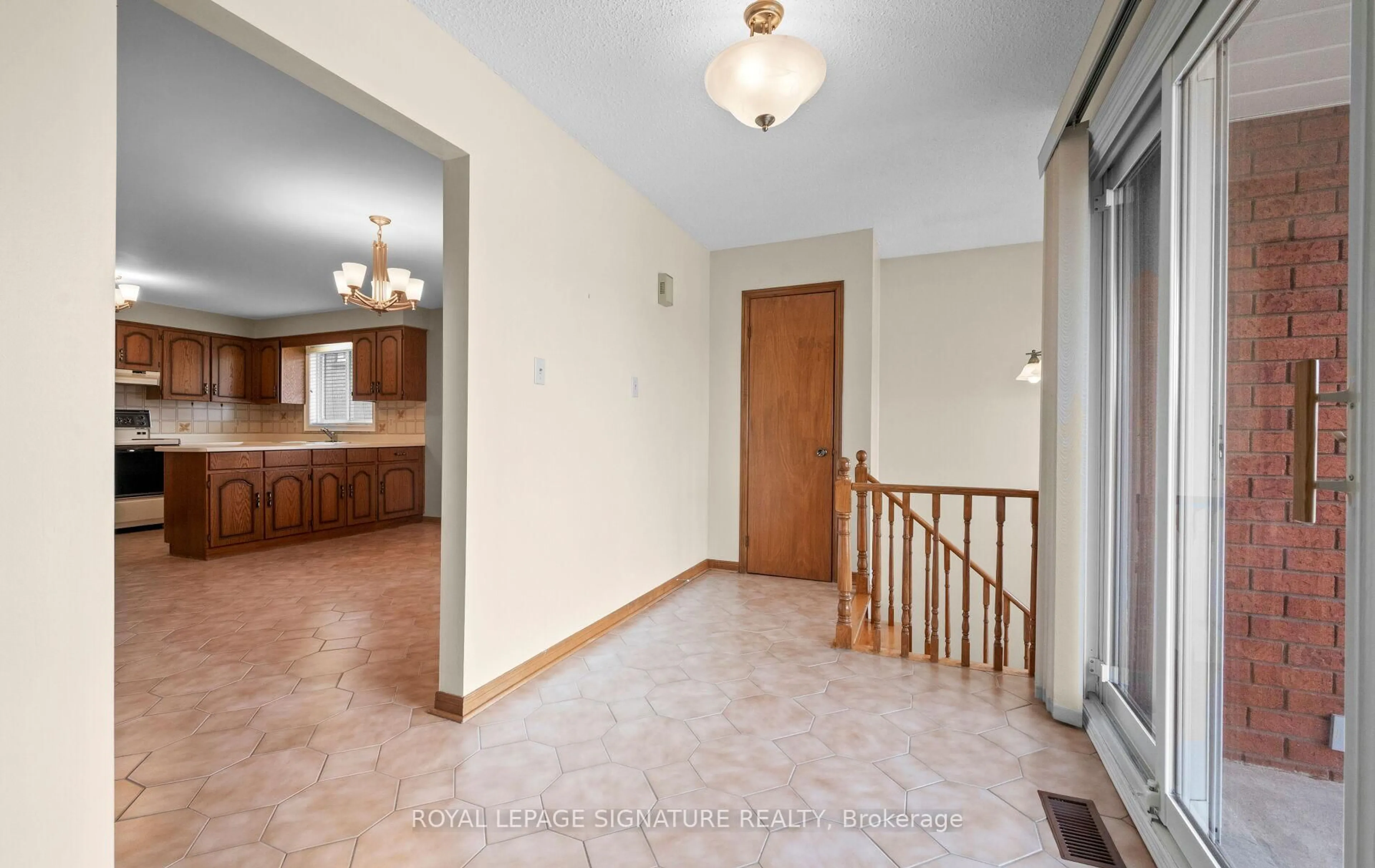 Indoor foyer for 5 Acacia Ave, Toronto Ontario M9M 1H6