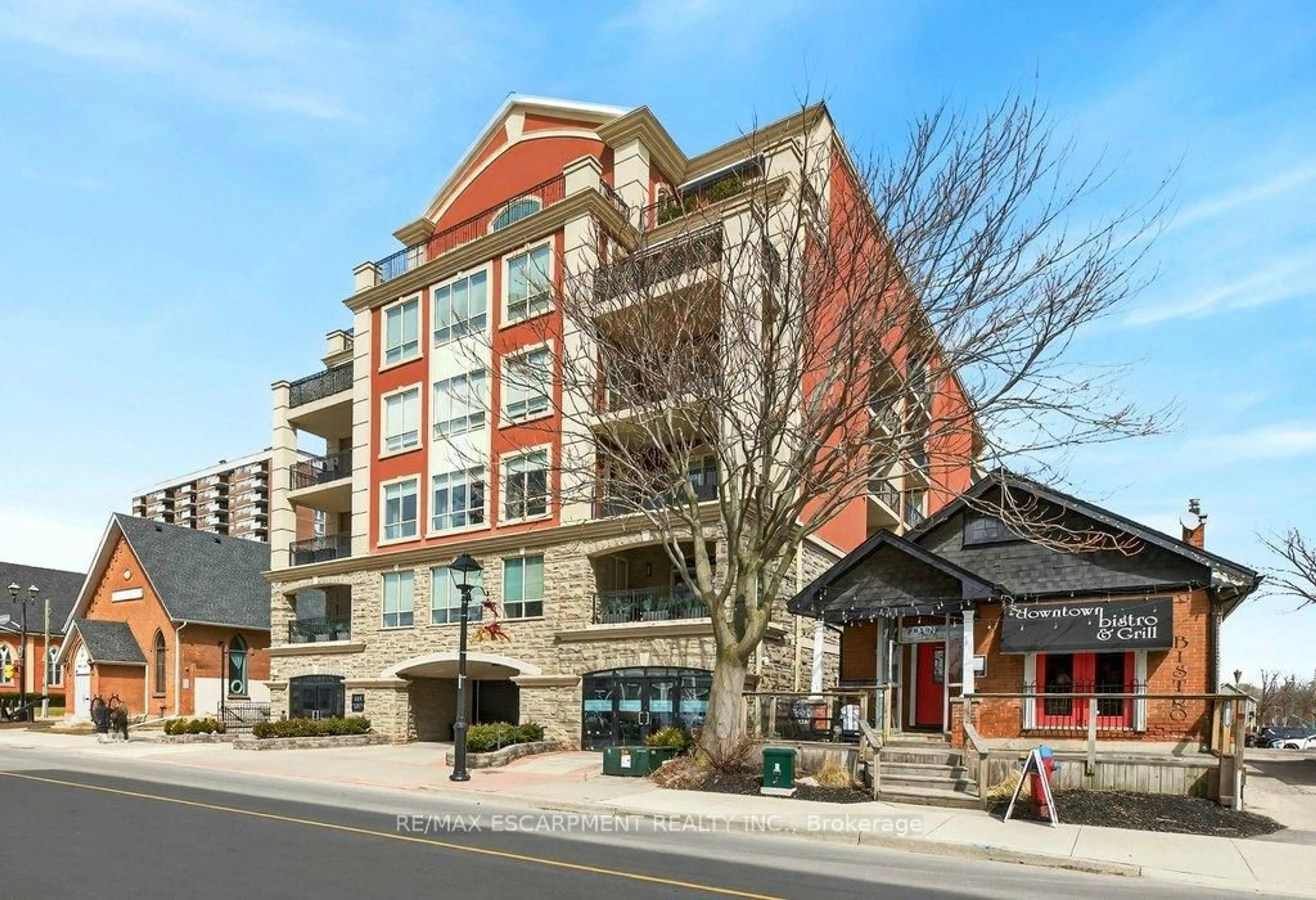 Patio, building for 445 Elizabeth St #201, Burlington Ontario L7R 2L8