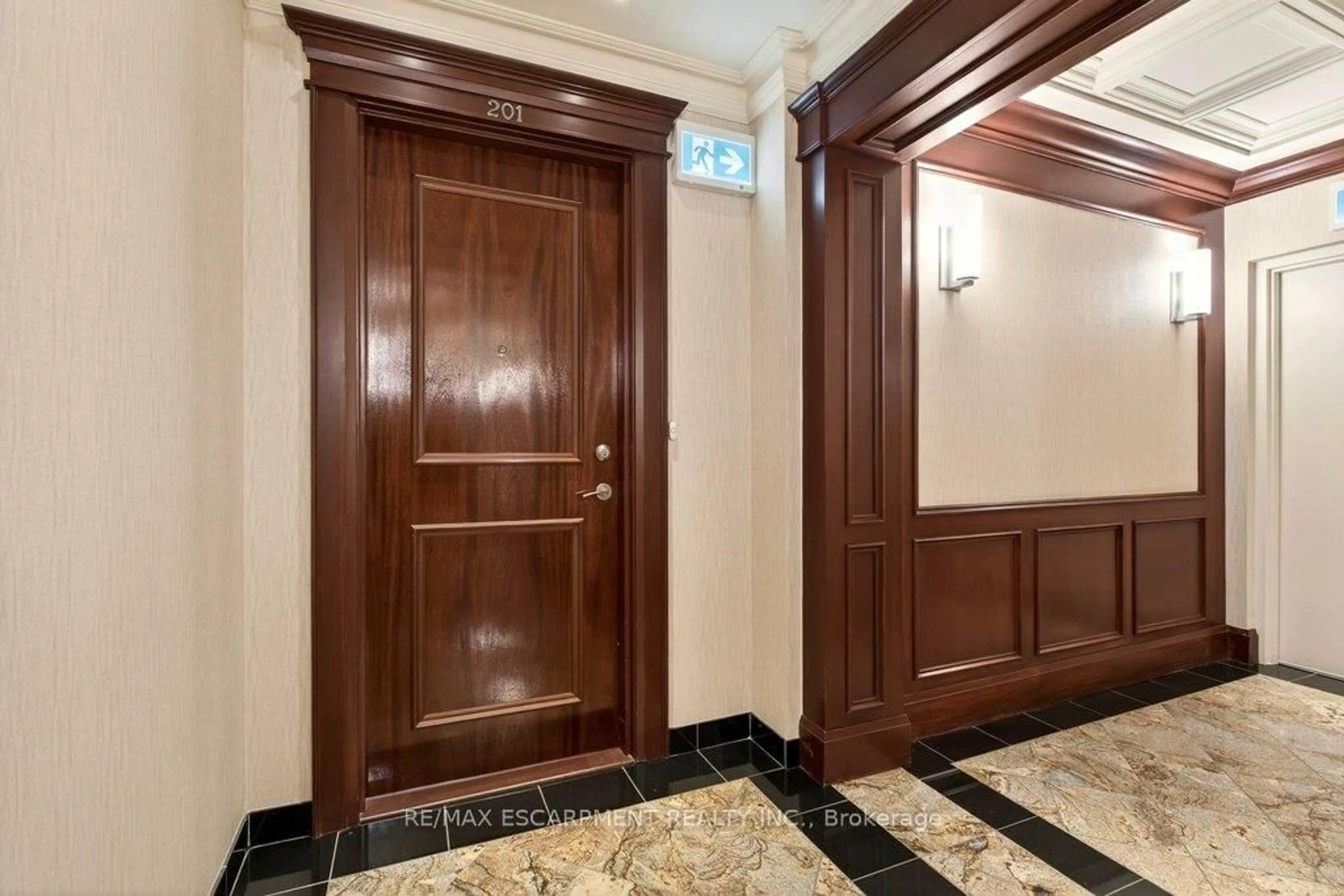 Indoor foyer for 445 Elizabeth St #201, Burlington Ontario L7R 2L8