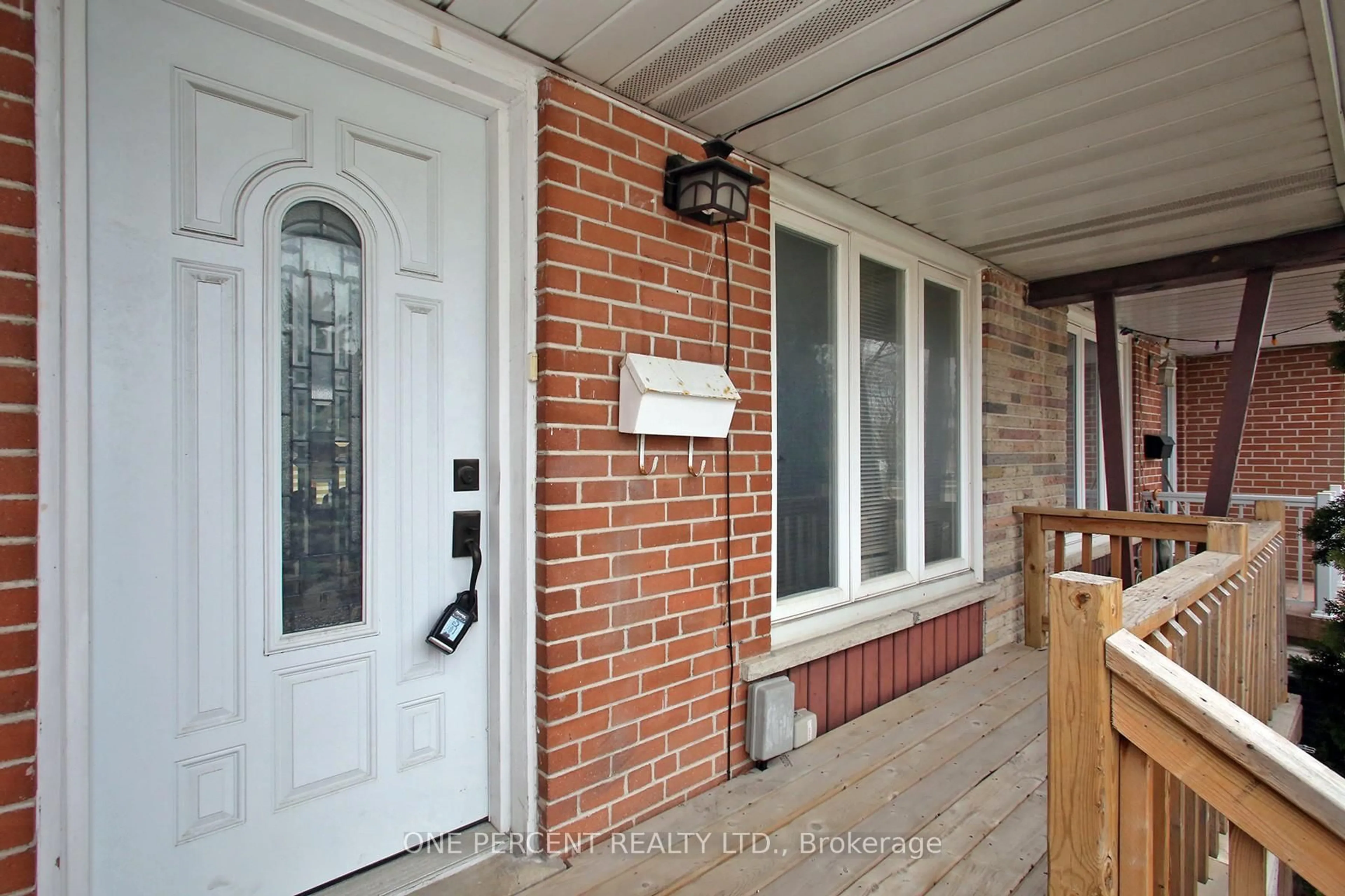 Indoor entryway for 3074 Merritt Ave, Mississauga Ontario L4T 1P2