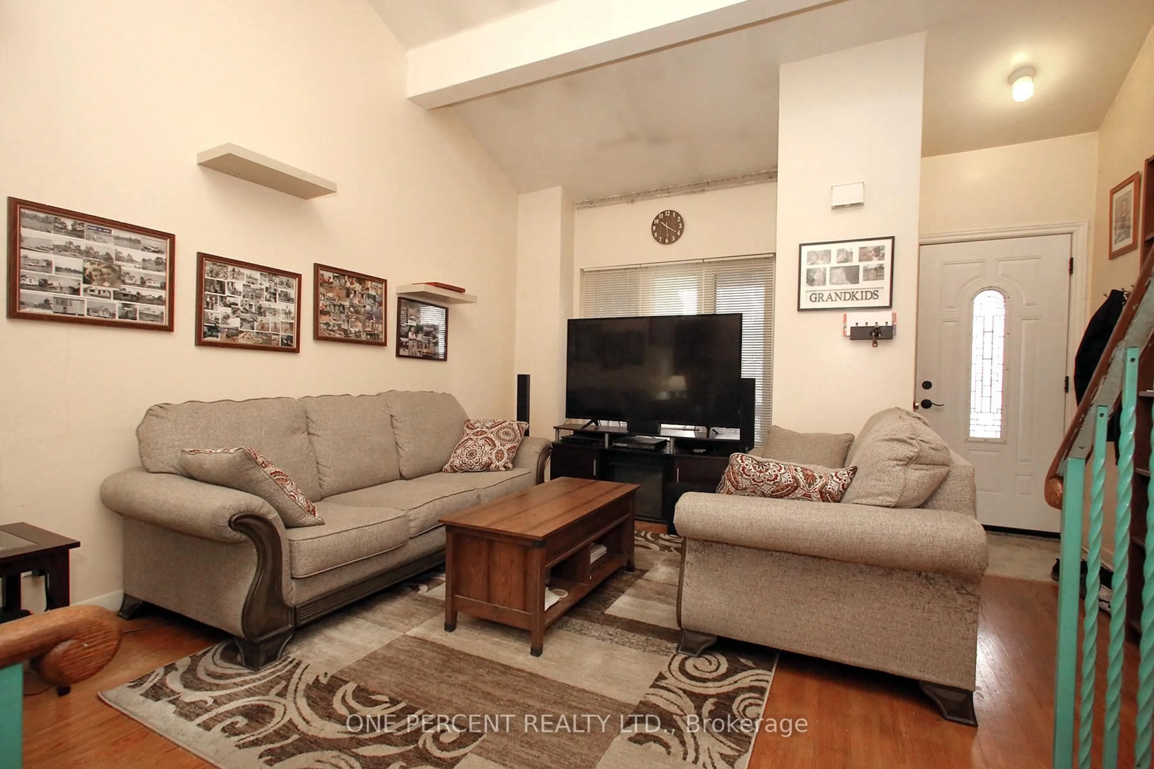 Living room with furniture, unknown for 3074 Merritt Ave, Mississauga Ontario L4T 1P2