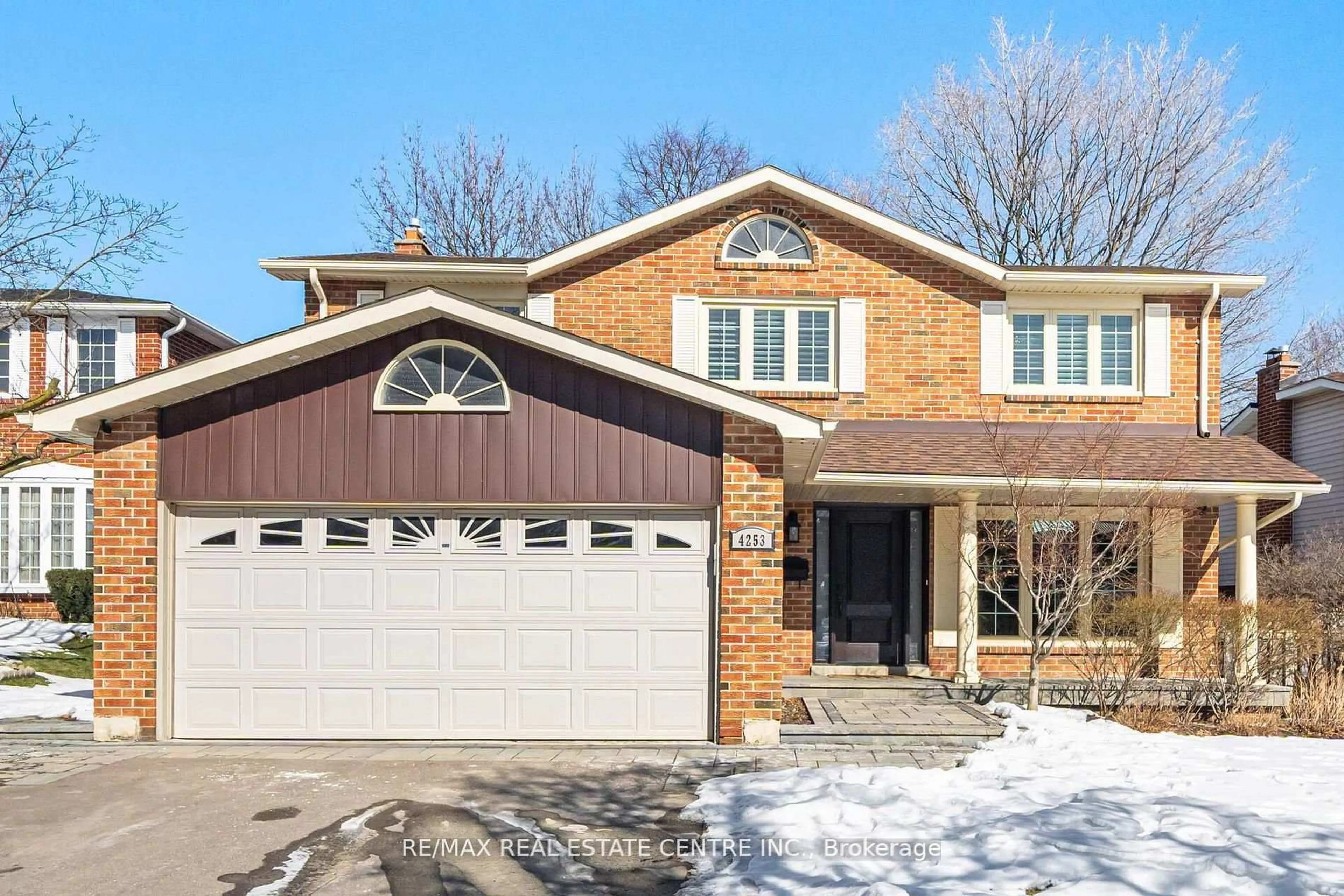 Home with brick exterior material, street for 4253 Marblethorne Crt, Mississauga Ontario L4W 2H9