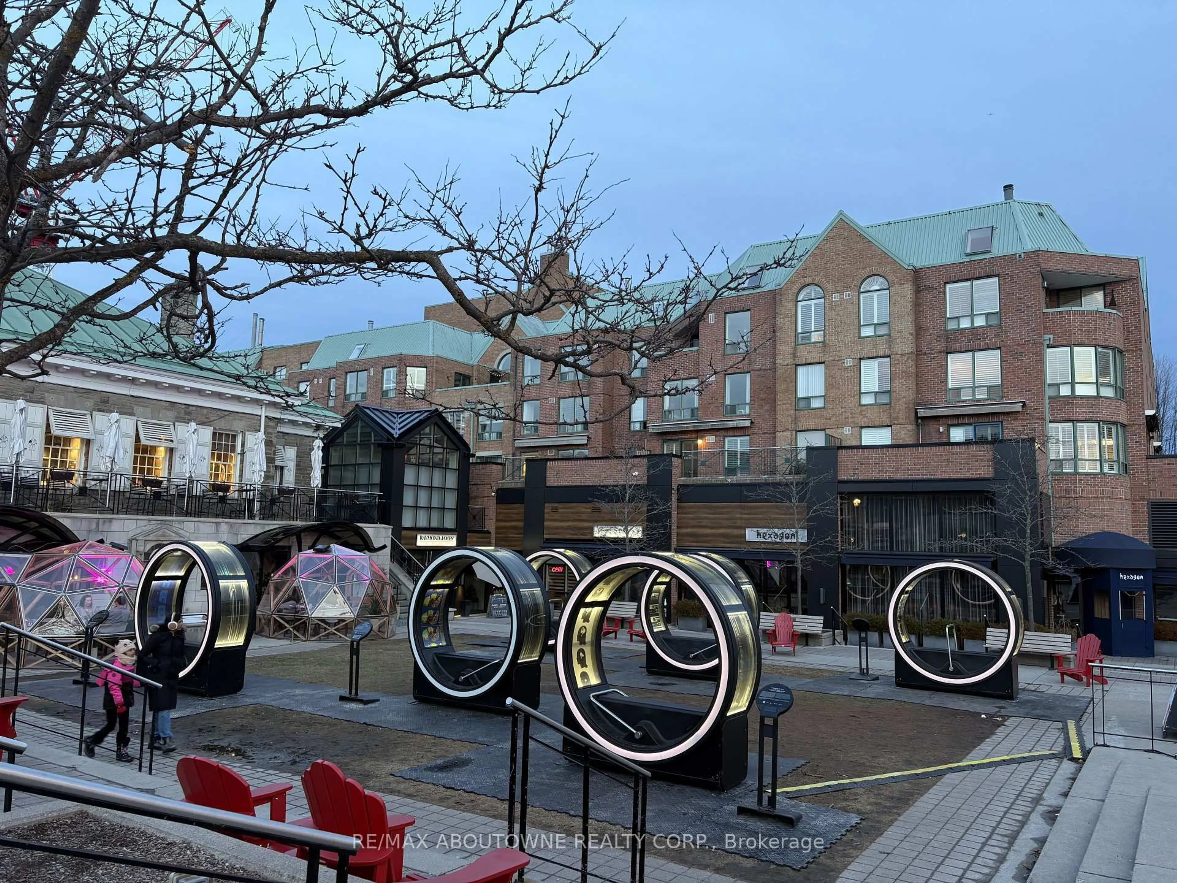 Patio, street for 221 Robinson St #2, Oakville Ontario L6J 7N9