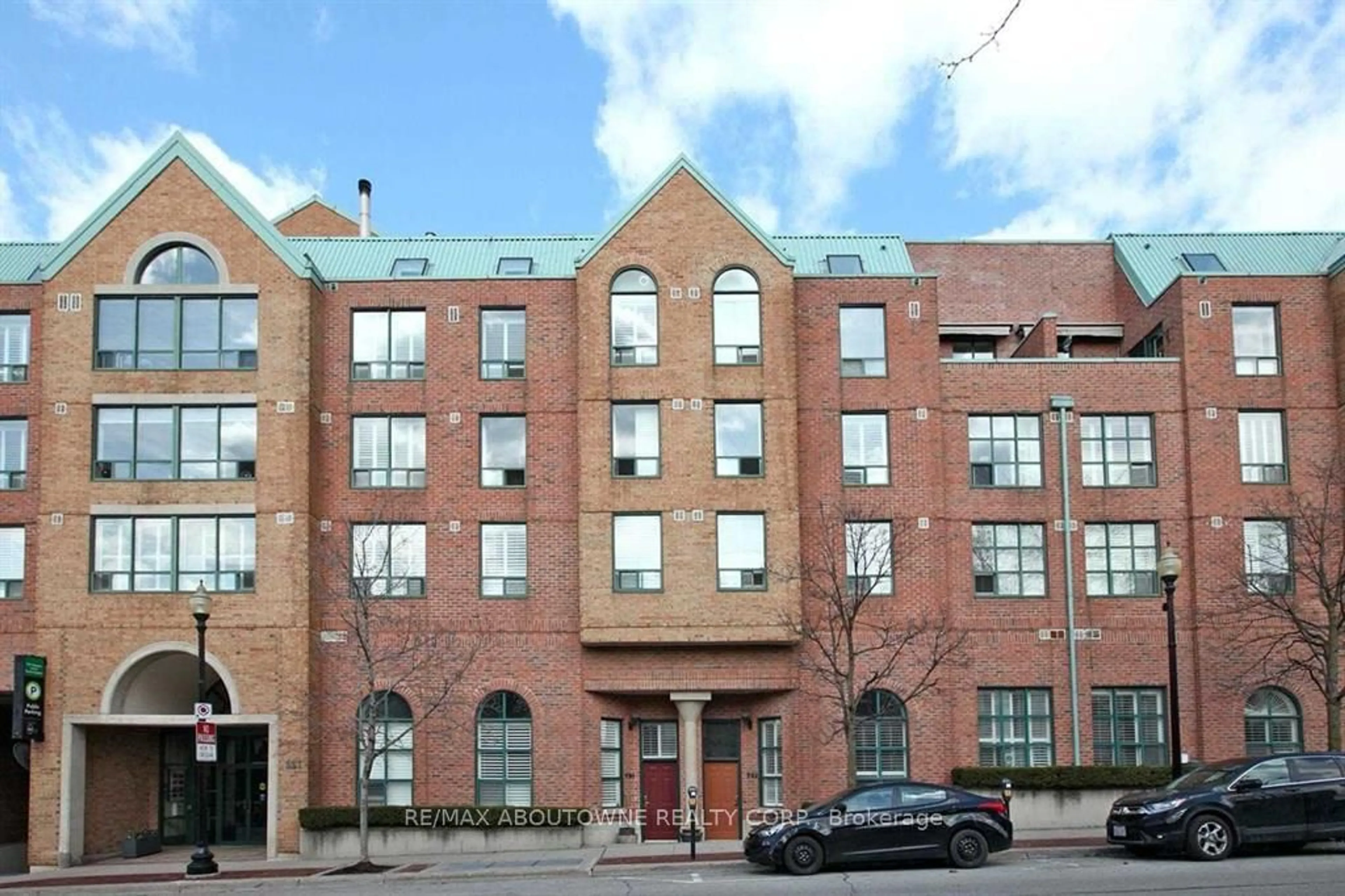 Home with brick exterior material, building for 221 Robinson St #2, Oakville Ontario L6J 7N9