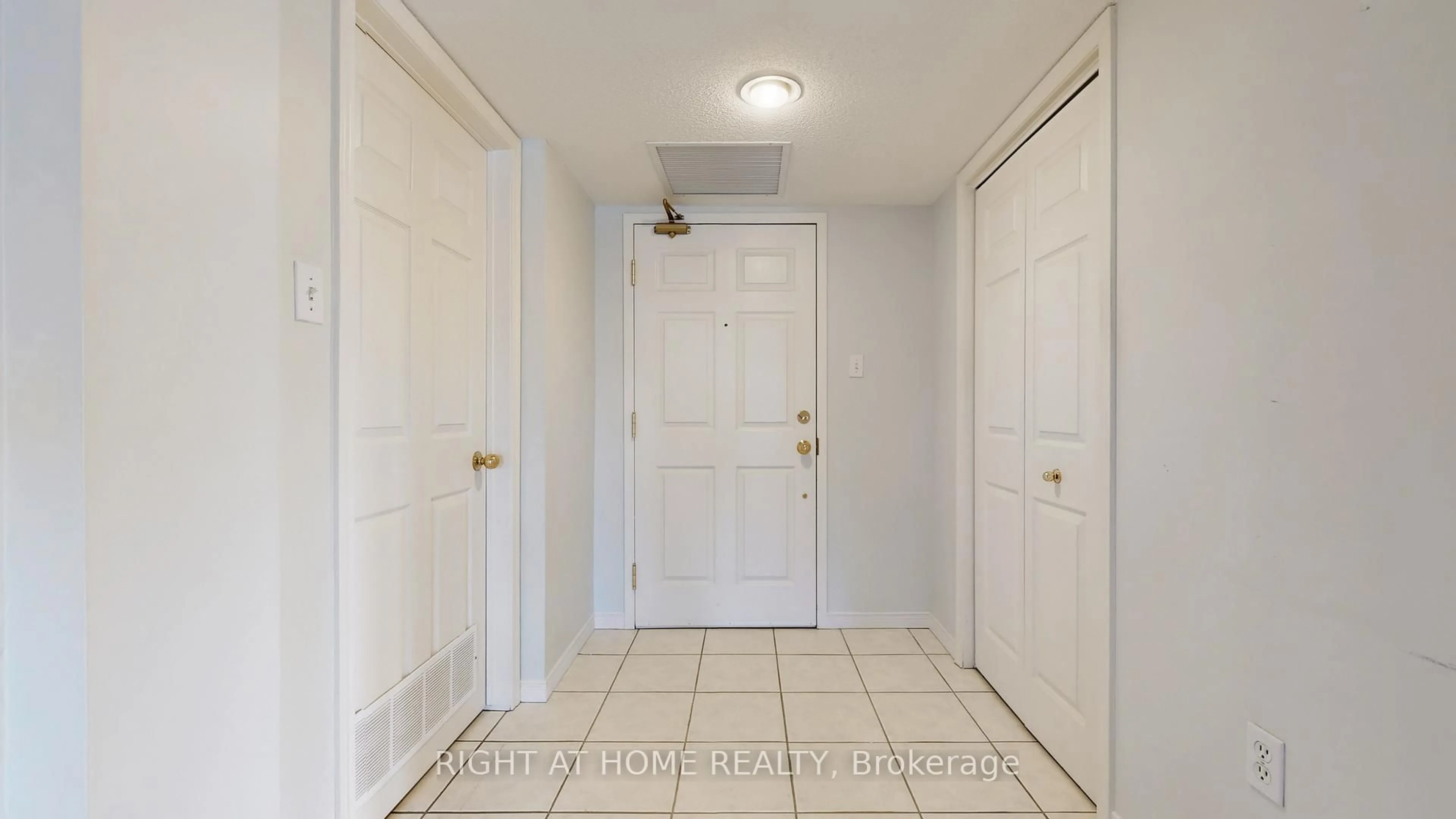 Indoor entryway for 216 Plains Road West Rd #D408, Burlington Ontario L7T 4K8