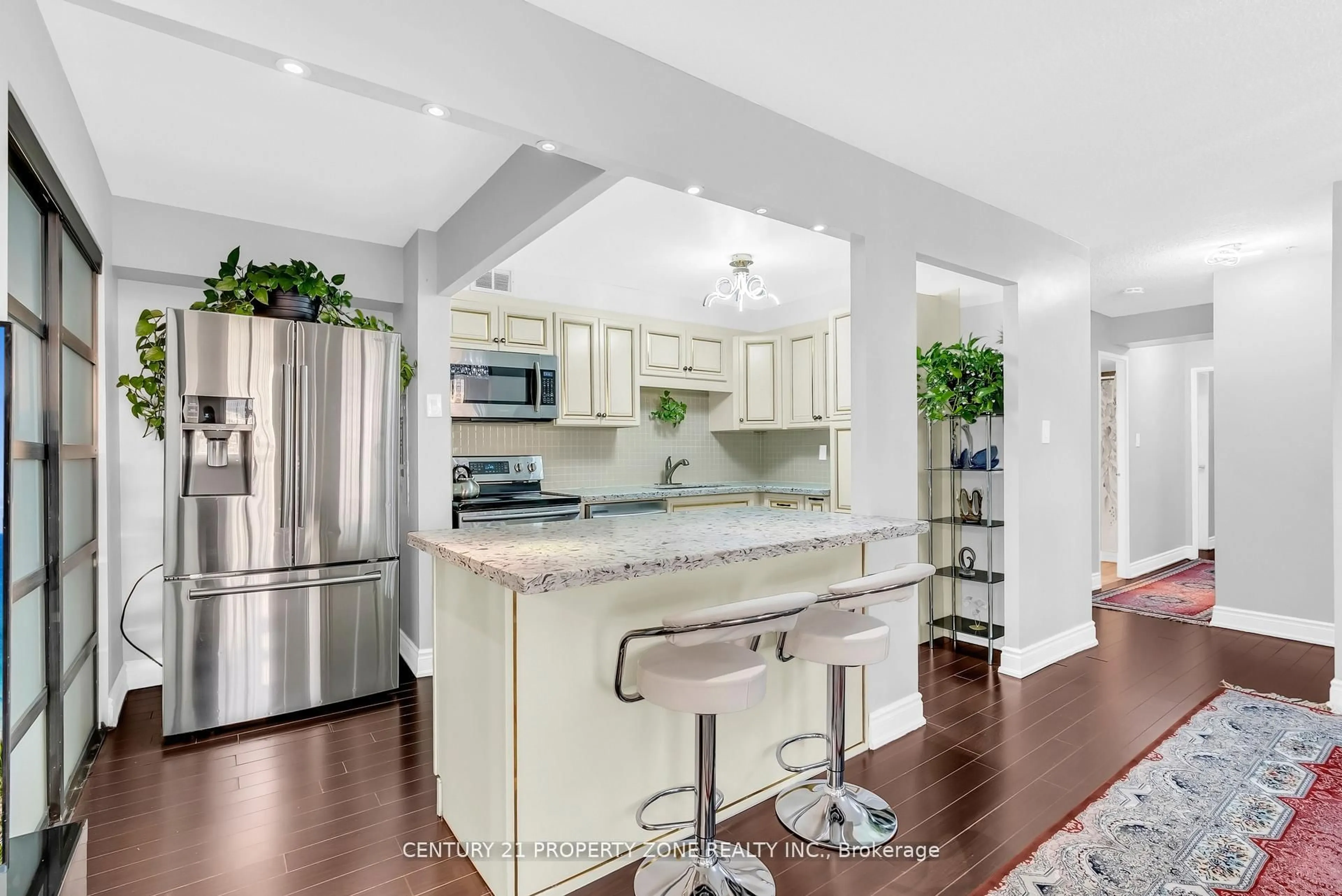 Open concept kitchen, ceramic/tile floor for 1300 Mississauga Valley Blvd #1007, Mississauga Ontario L5A 3S8