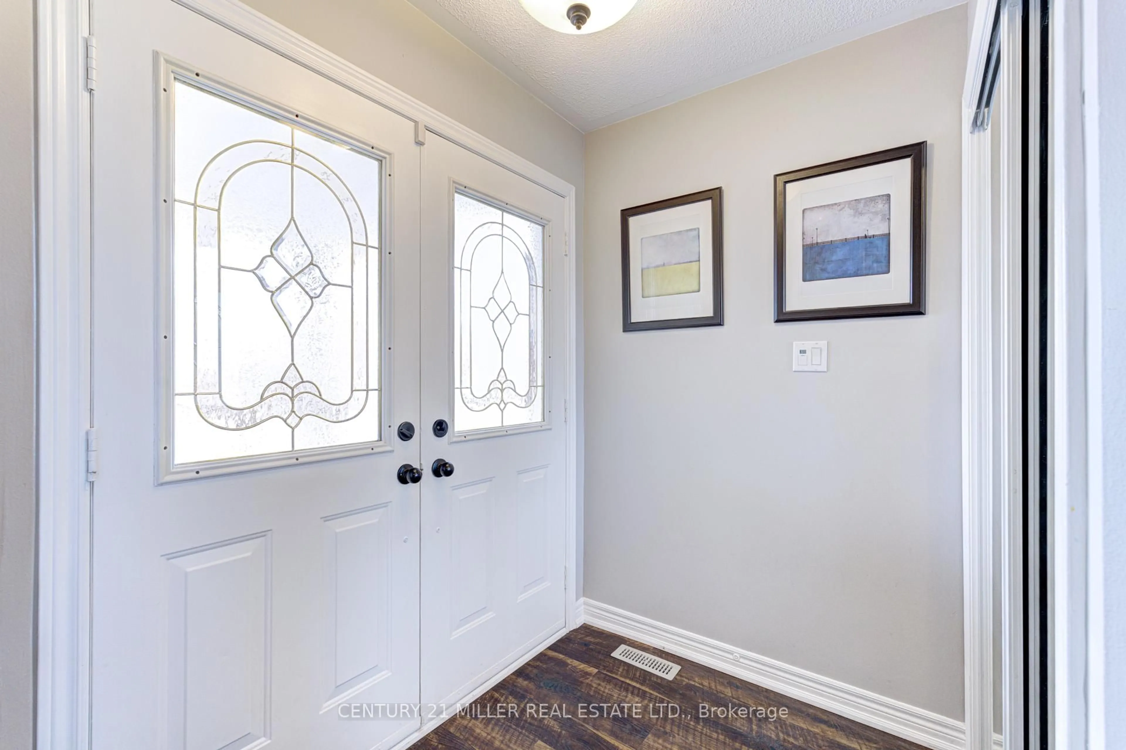 Indoor entryway for 614 Leatherleaf Dr, Mississauga Ontario L4Z 3Z1