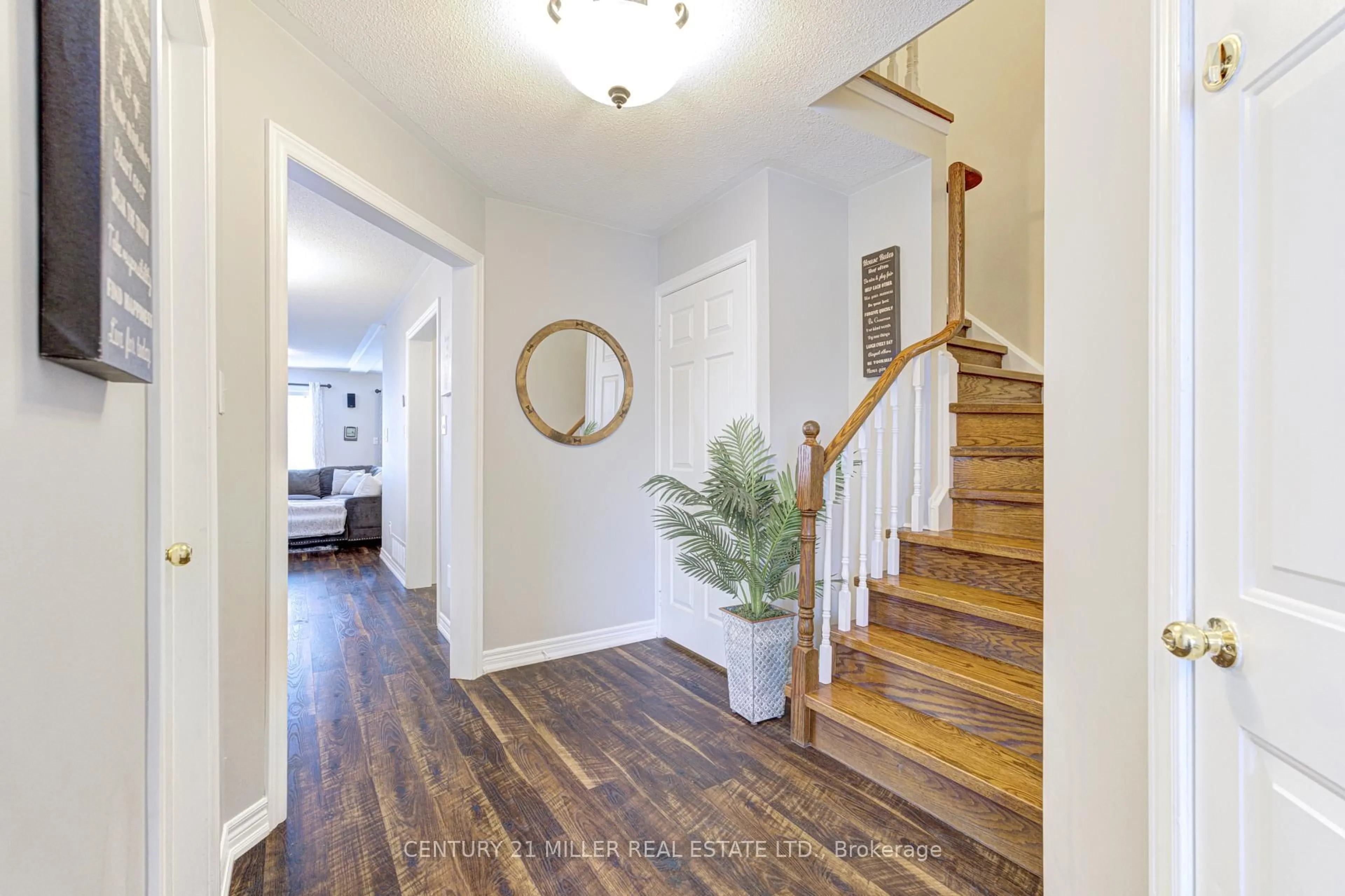 Indoor entryway for 614 Leatherleaf Dr, Mississauga Ontario L4Z 3Z1