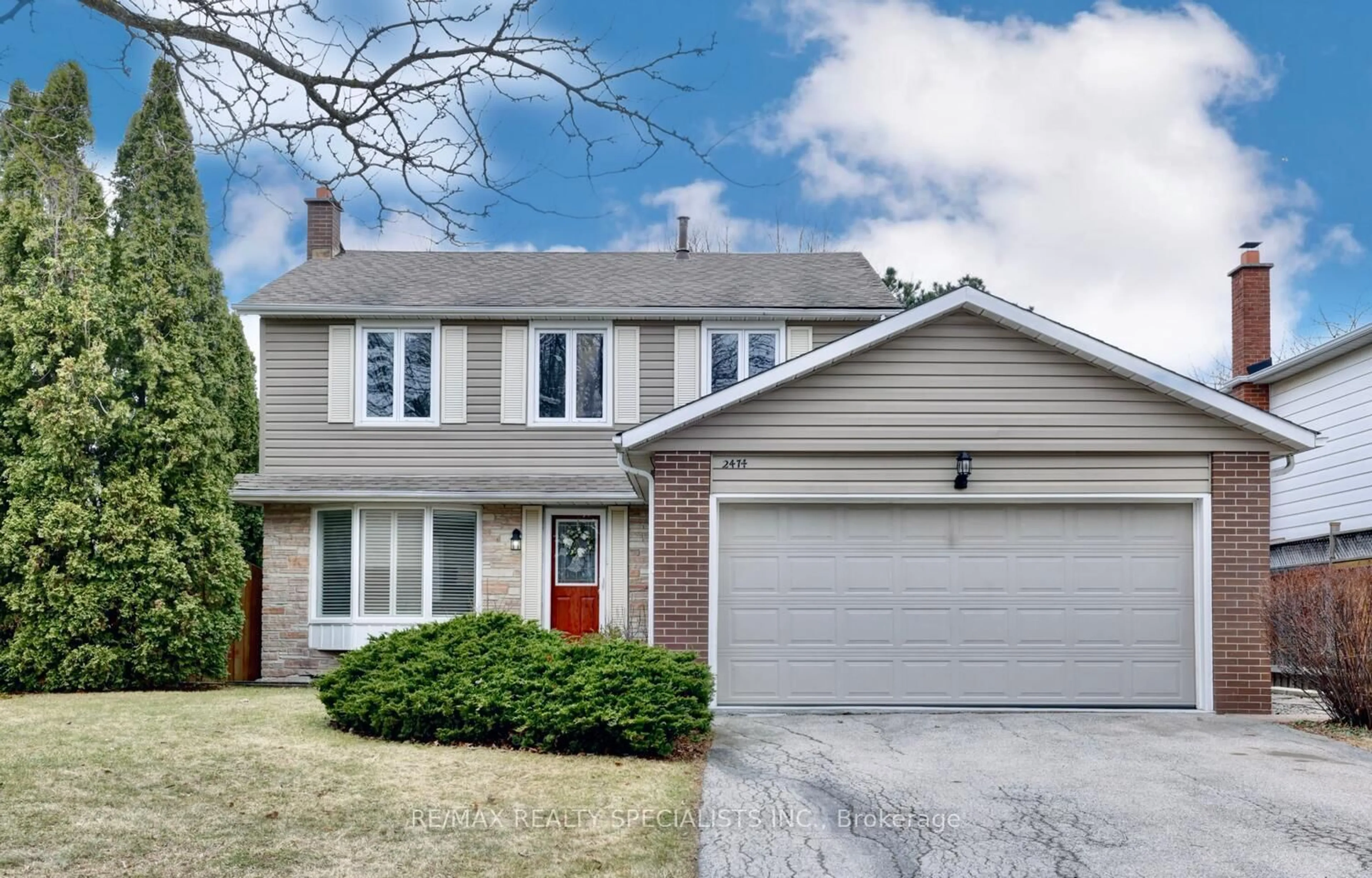 Home with vinyl exterior material, street for 2474 Vineland Rd, Mississauga Ontario L5K 2A2