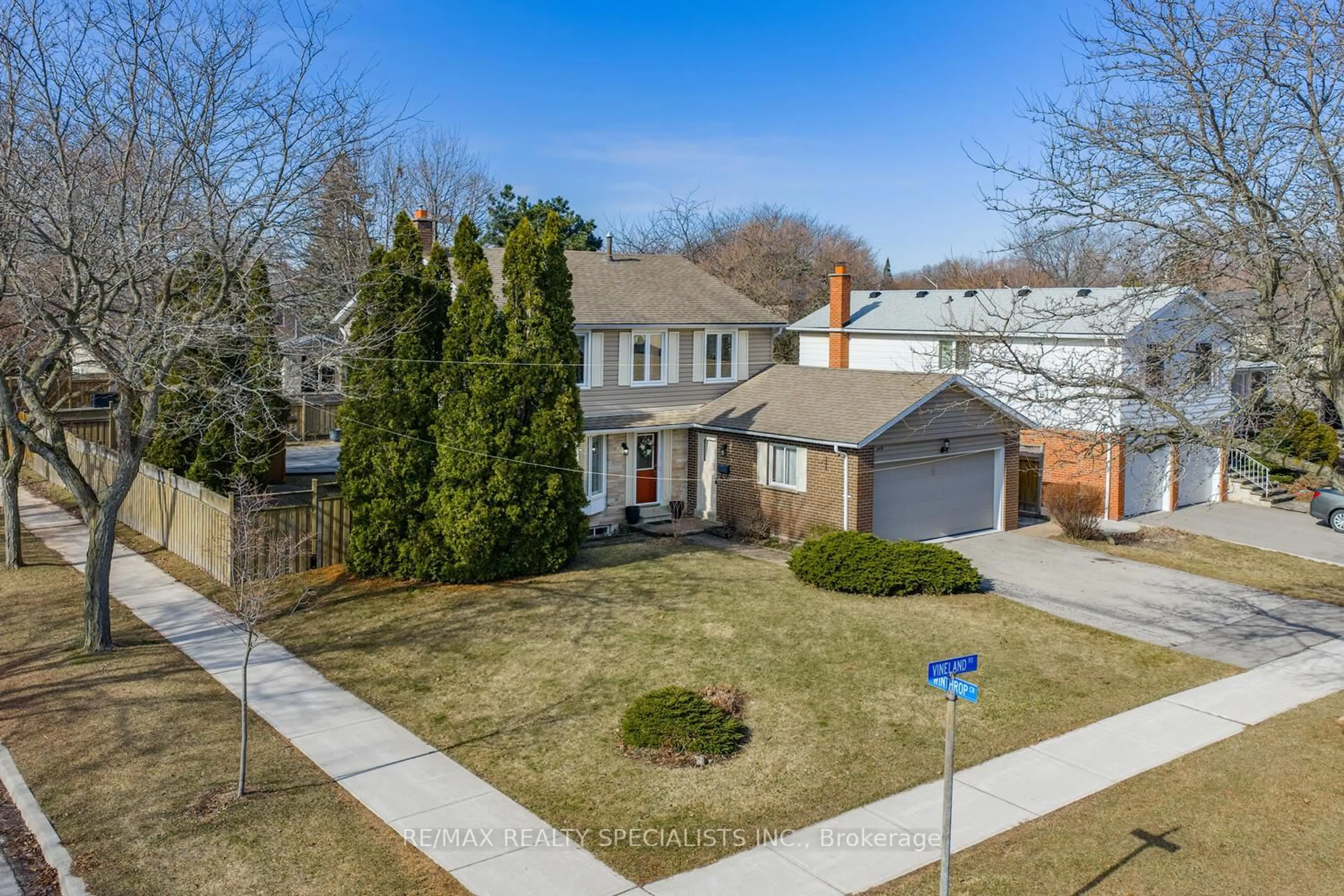 A pic from outside/outdoor area/front of a property/back of a property/a pic from drone, street for 2474 Vineland Rd, Mississauga Ontario L5K 2A2
