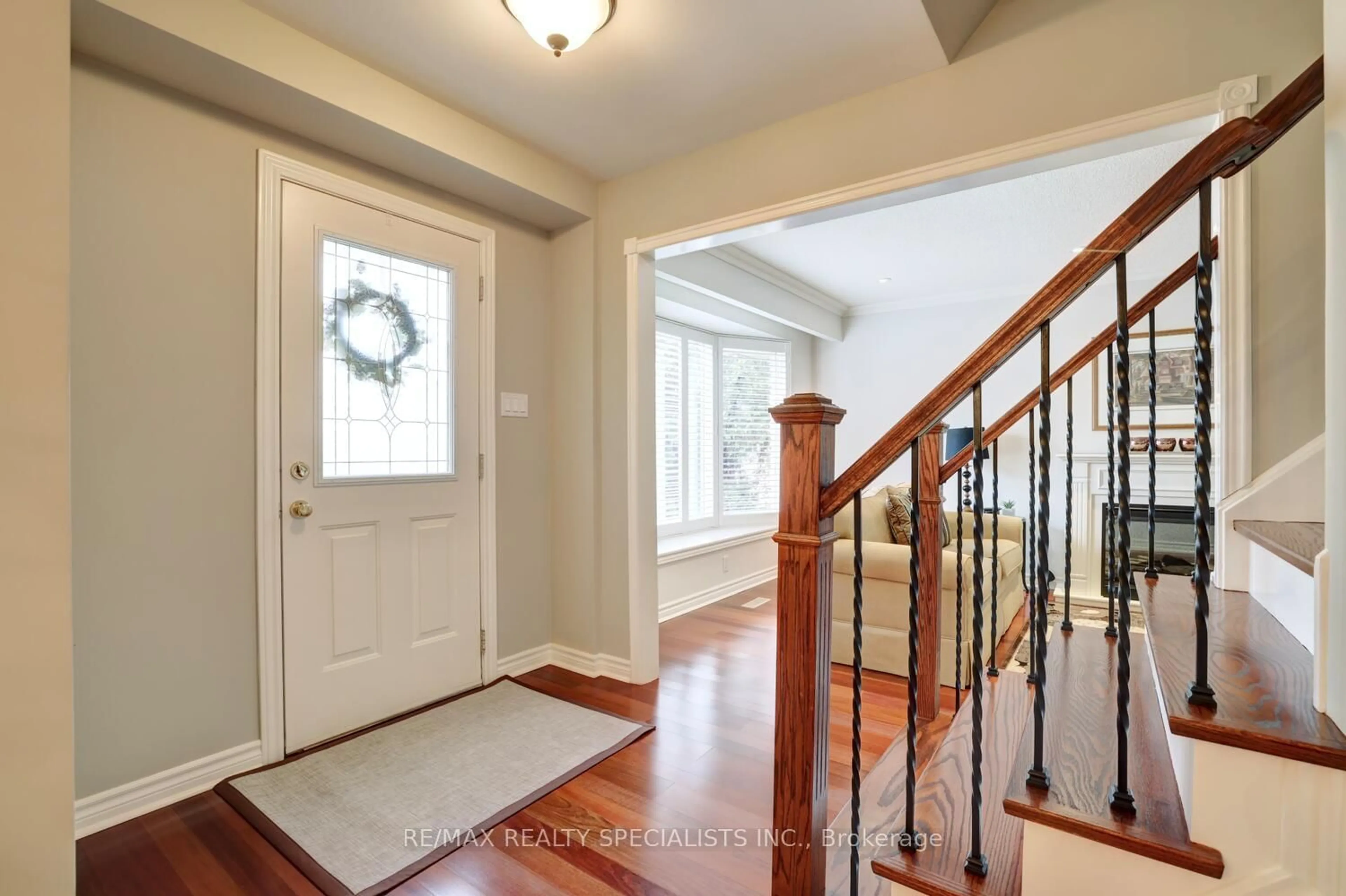 Indoor entryway for 2474 Vineland Rd, Mississauga Ontario L5K 2A2