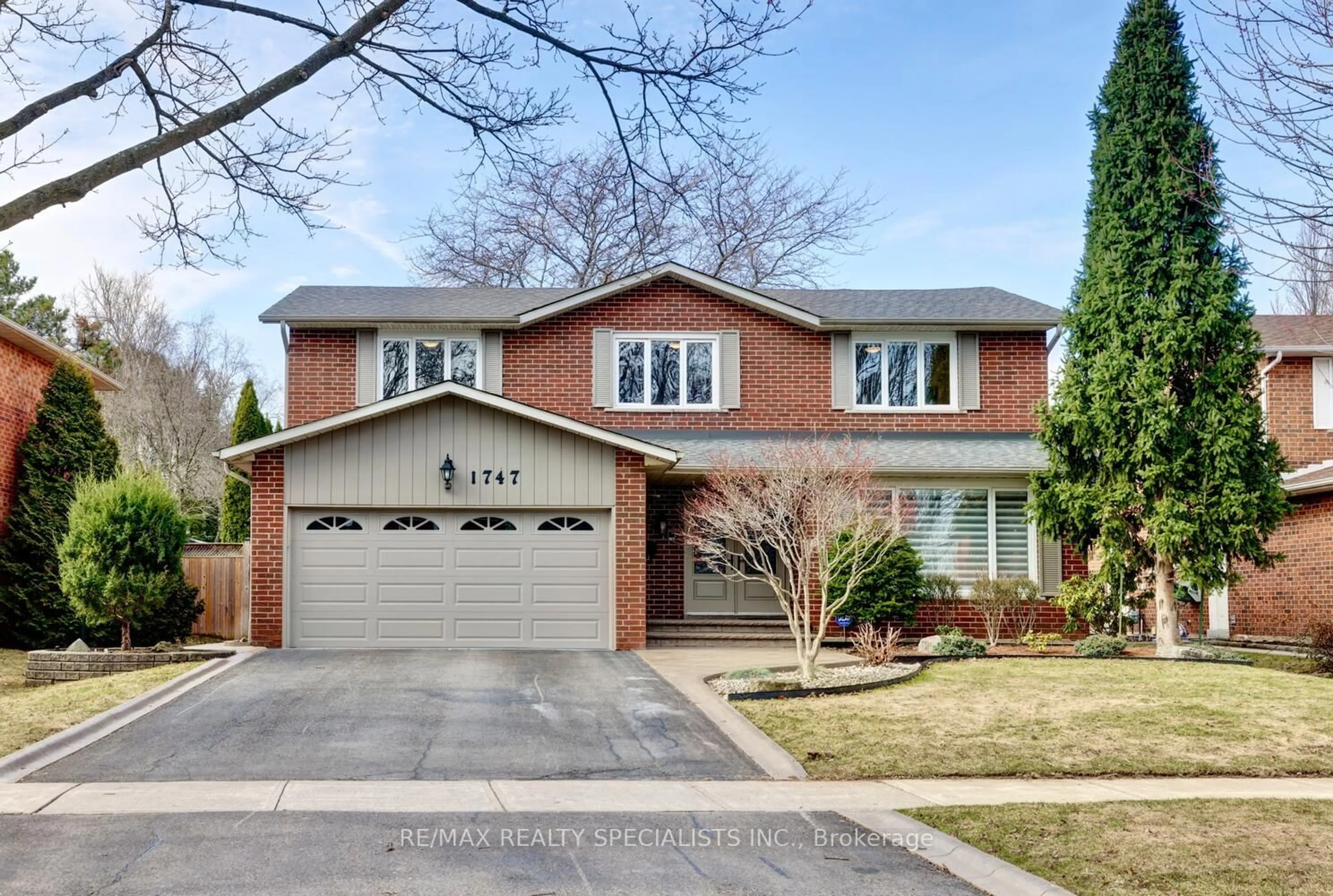 Home with brick exterior material, street for 1747 Sherwood Forrest Circ, Mississauga Ontario L5K 2H7
