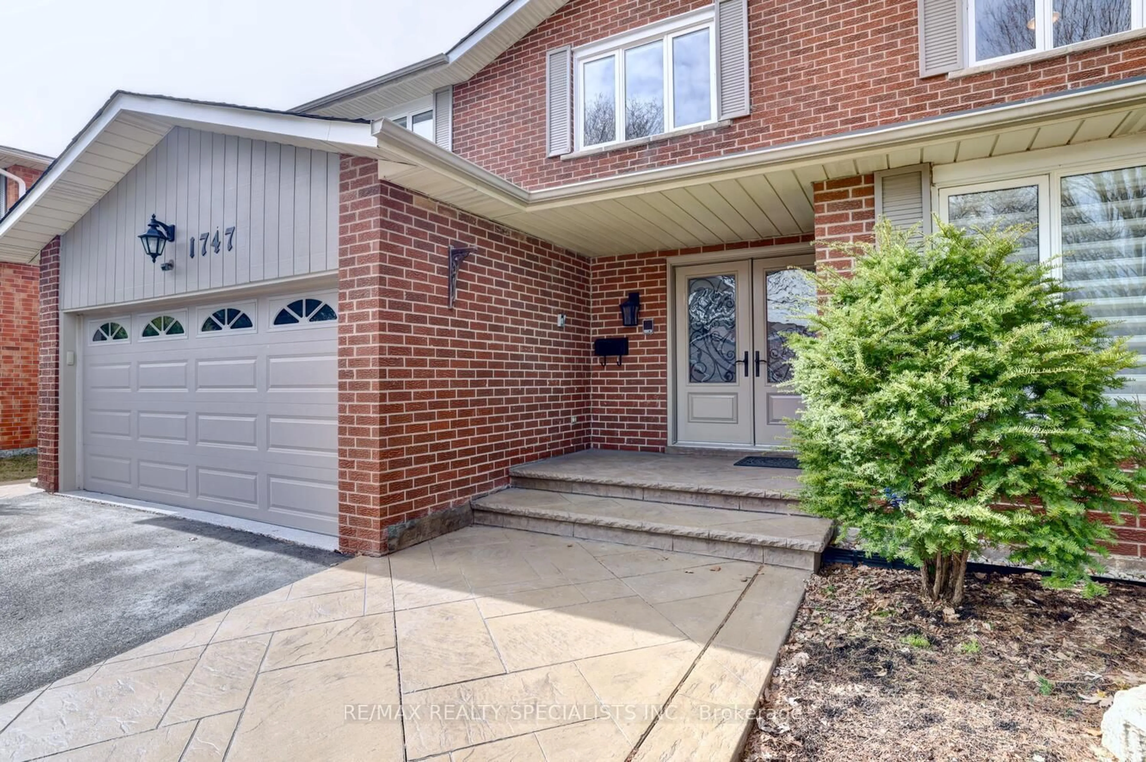 Home with brick exterior material, street for 1747 Sherwood Forrest Circ, Mississauga Ontario L5K 2H7