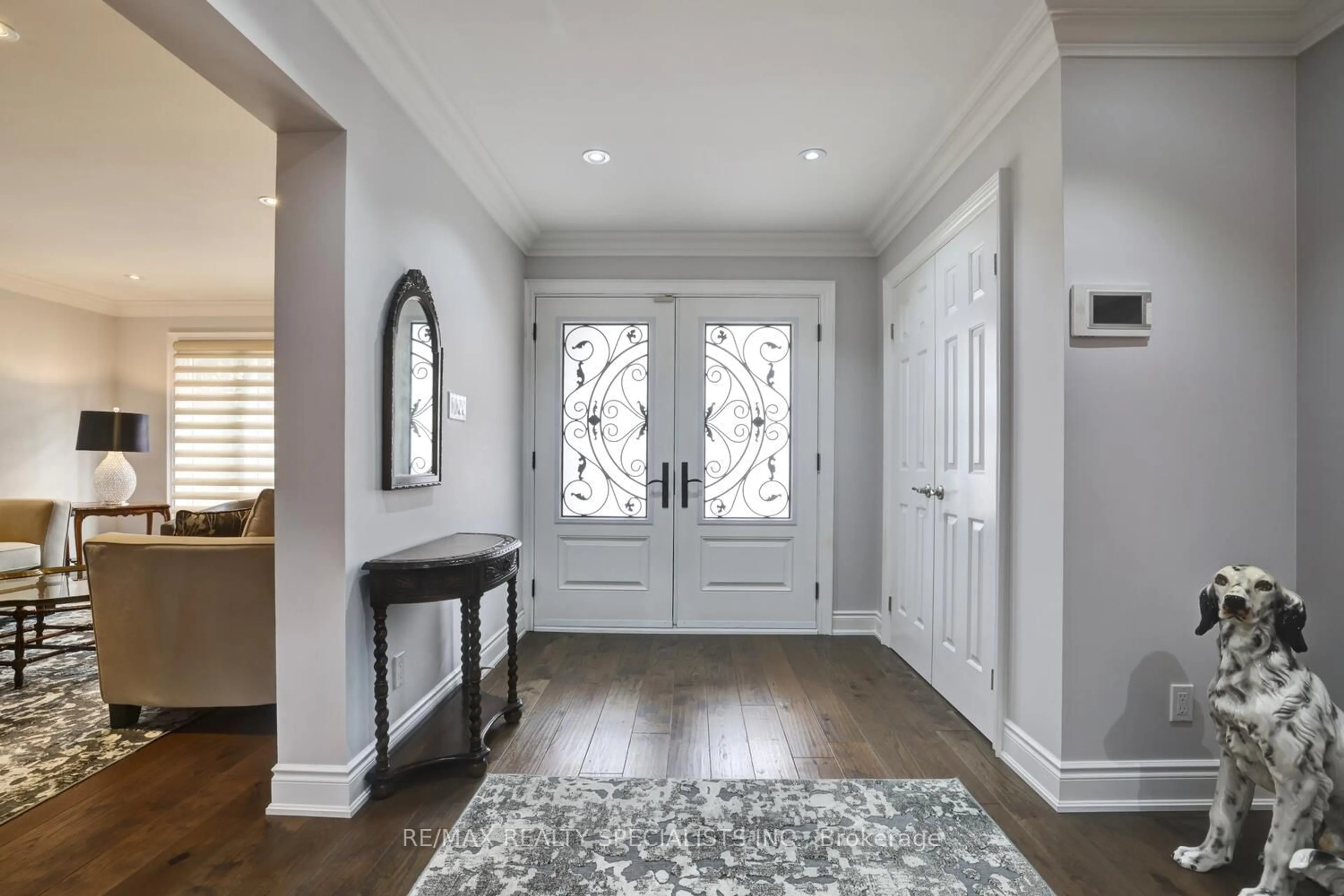 Indoor entryway for 1747 Sherwood Forrest Circ, Mississauga Ontario L5K 2H7