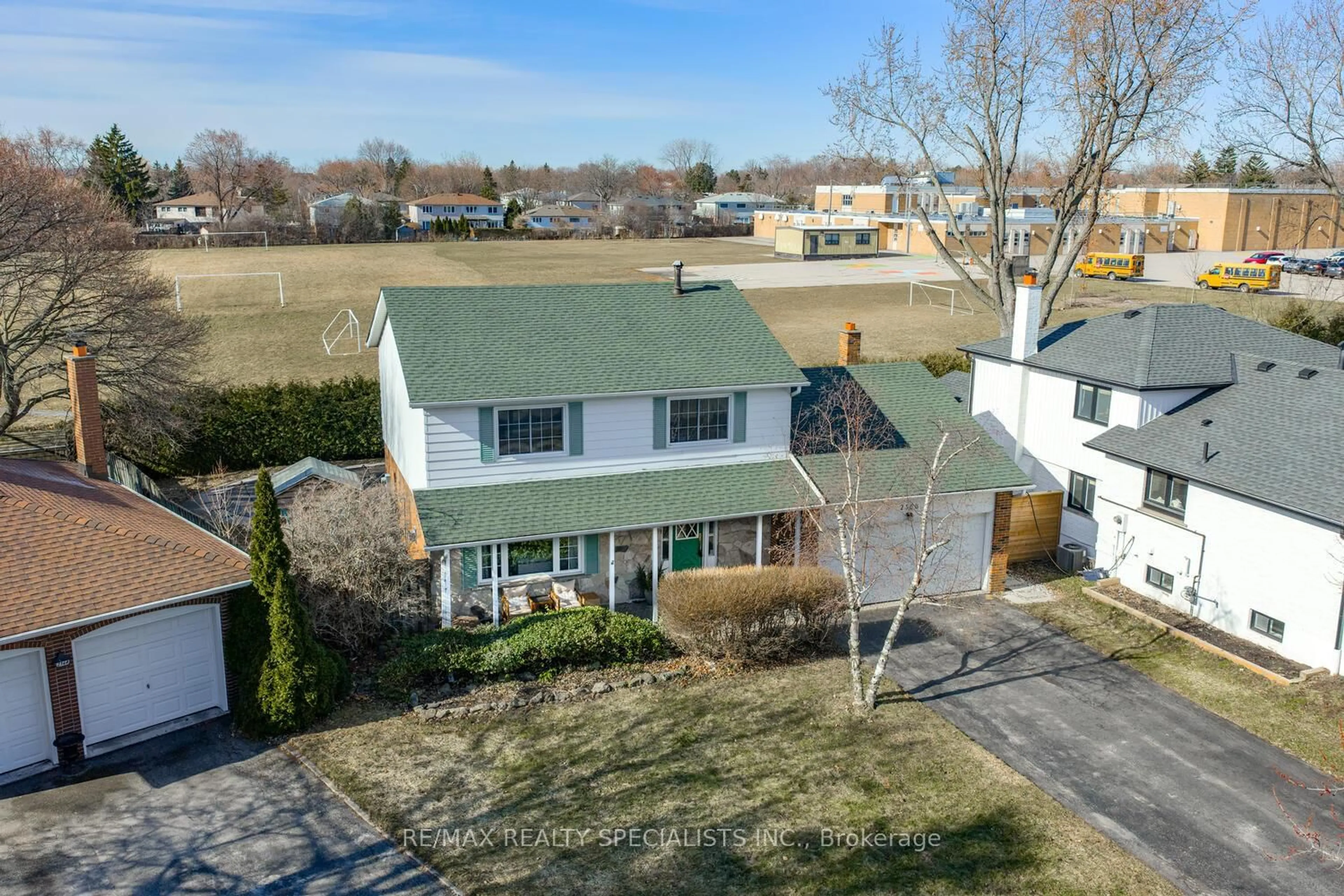 A pic from outside/outdoor area/front of a property/back of a property/a pic from drone, street for 2368 Pyramid Cres, Mississauga Ontario L5K 1C9