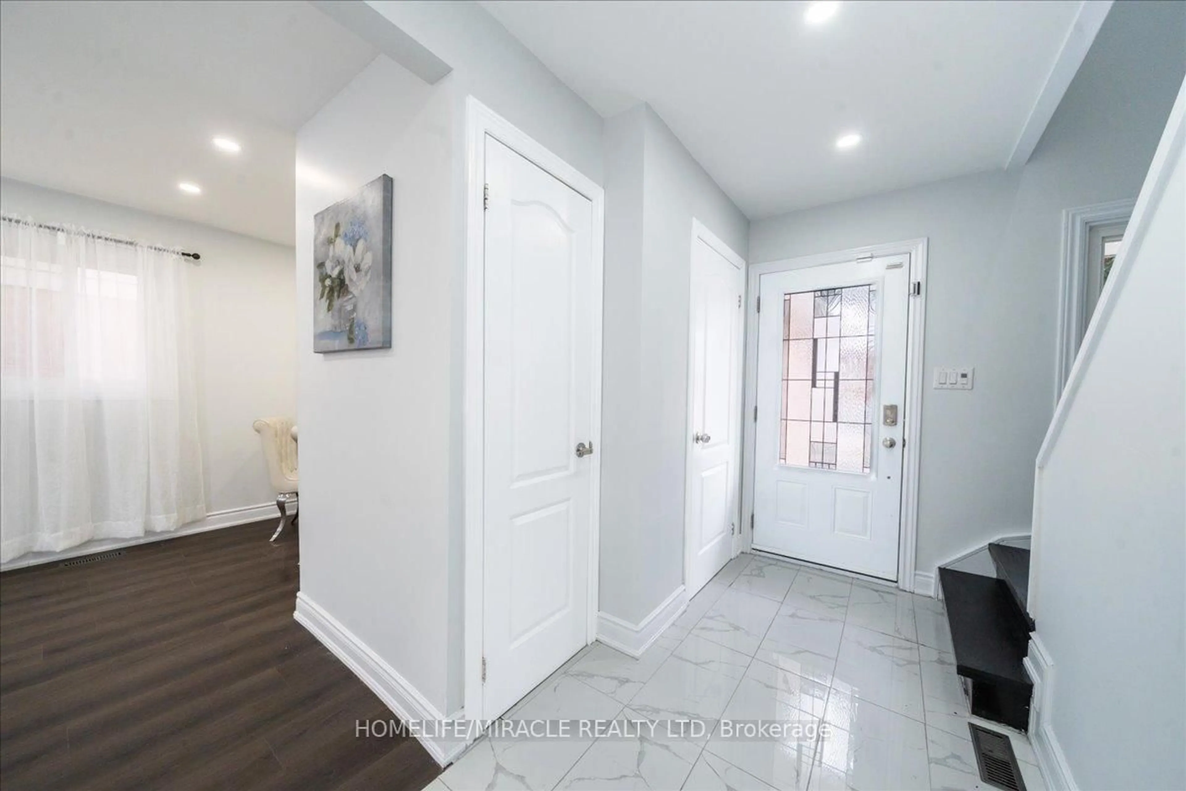 Indoor entryway for 47 Martindale Cres, Brampton Ontario L6X 2V7