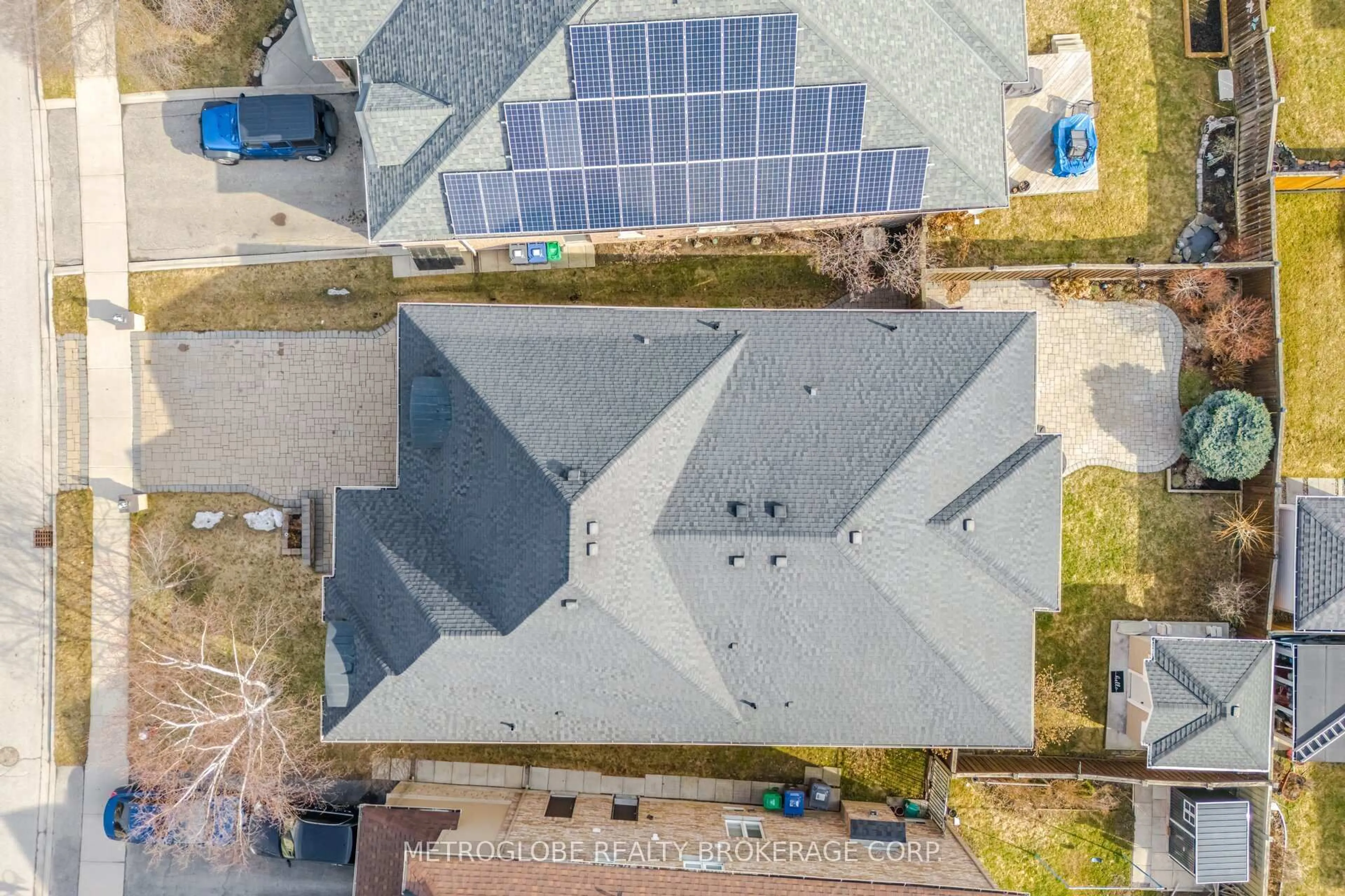 A pic from outside/outdoor area/front of a property/back of a property/a pic from drone, building for 29 Fontainebleu Rd, Brampton Ontario L6P 1Z1