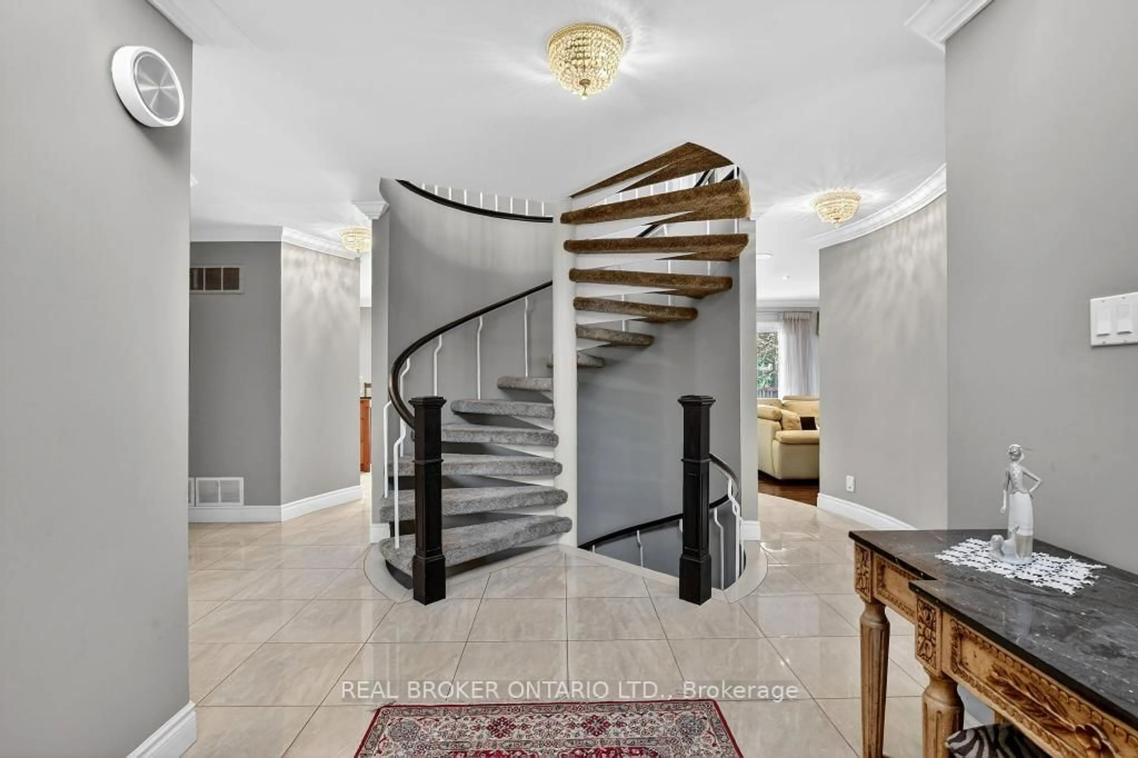 Indoor foyer for 2145 Oneida Cres, Mississauga Ontario L5C 1V7