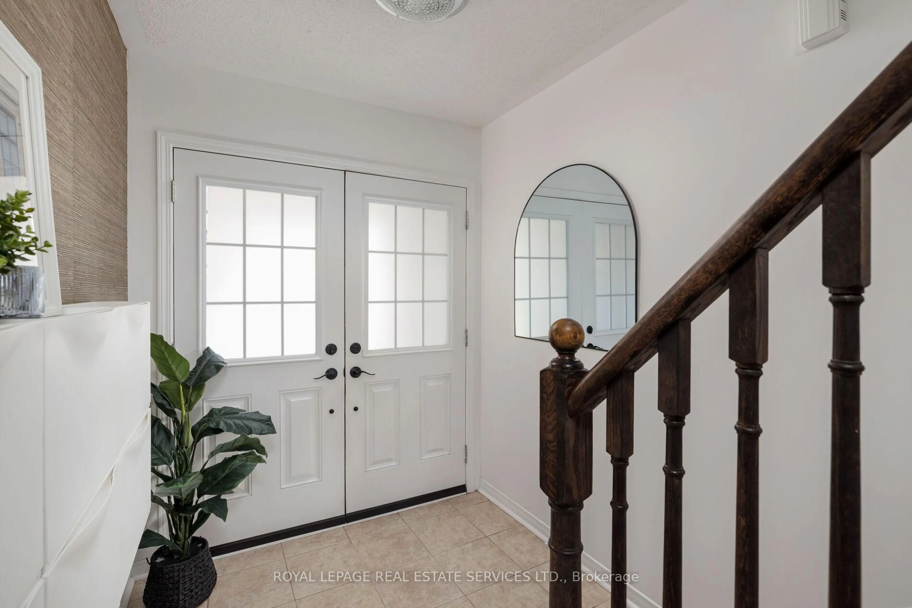 Indoor entryway for 4823 Thomas Alton Blvd #20, Burlington Ontario L7M 0V2