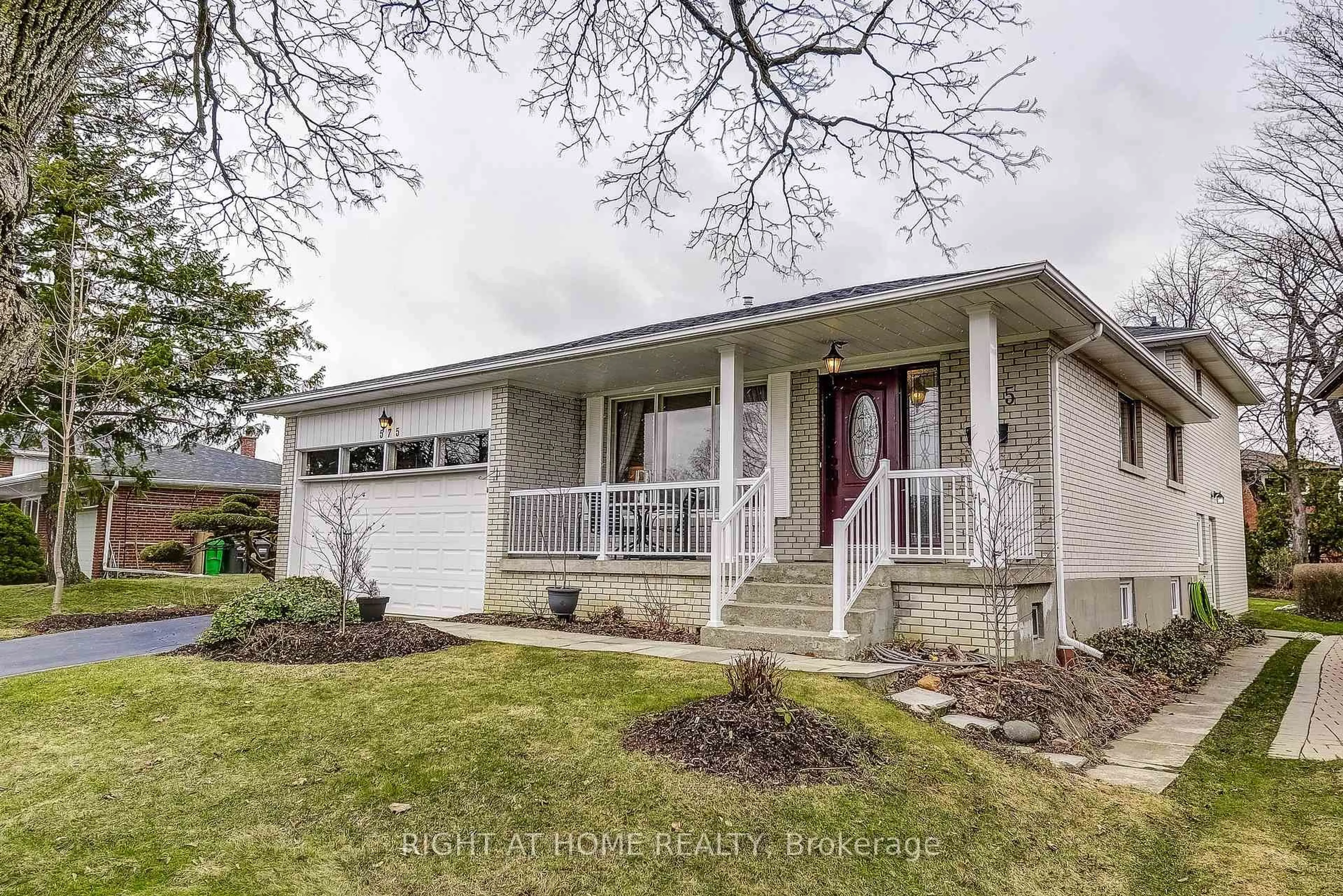 Home with vinyl exterior material, street for 575 Eversley Dr, Mississauga Ontario L5A 2E1